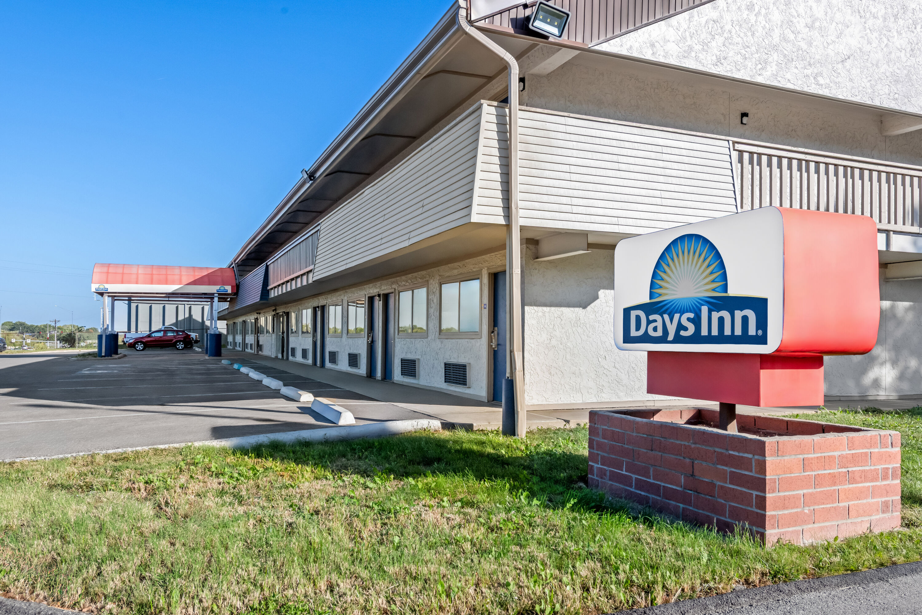 Exterior Day Image of Days Inn by Wyndham Independence hotel in Independence, Missouri