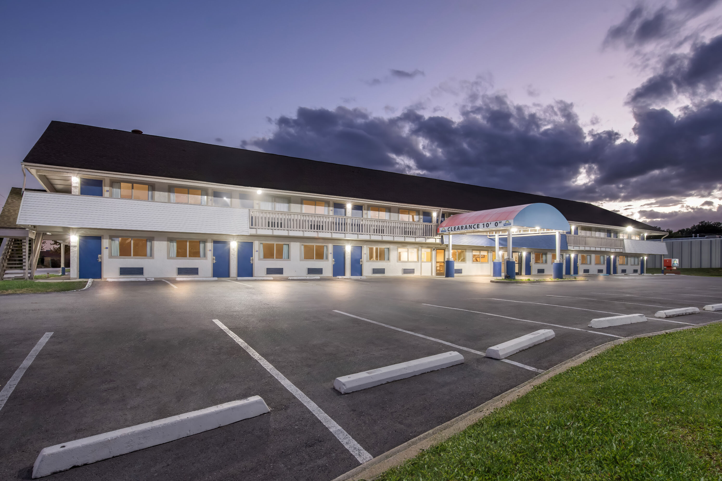 Exterior Night Image of Days Inn by Wyndham Independence hotel in Independence, Missouri
