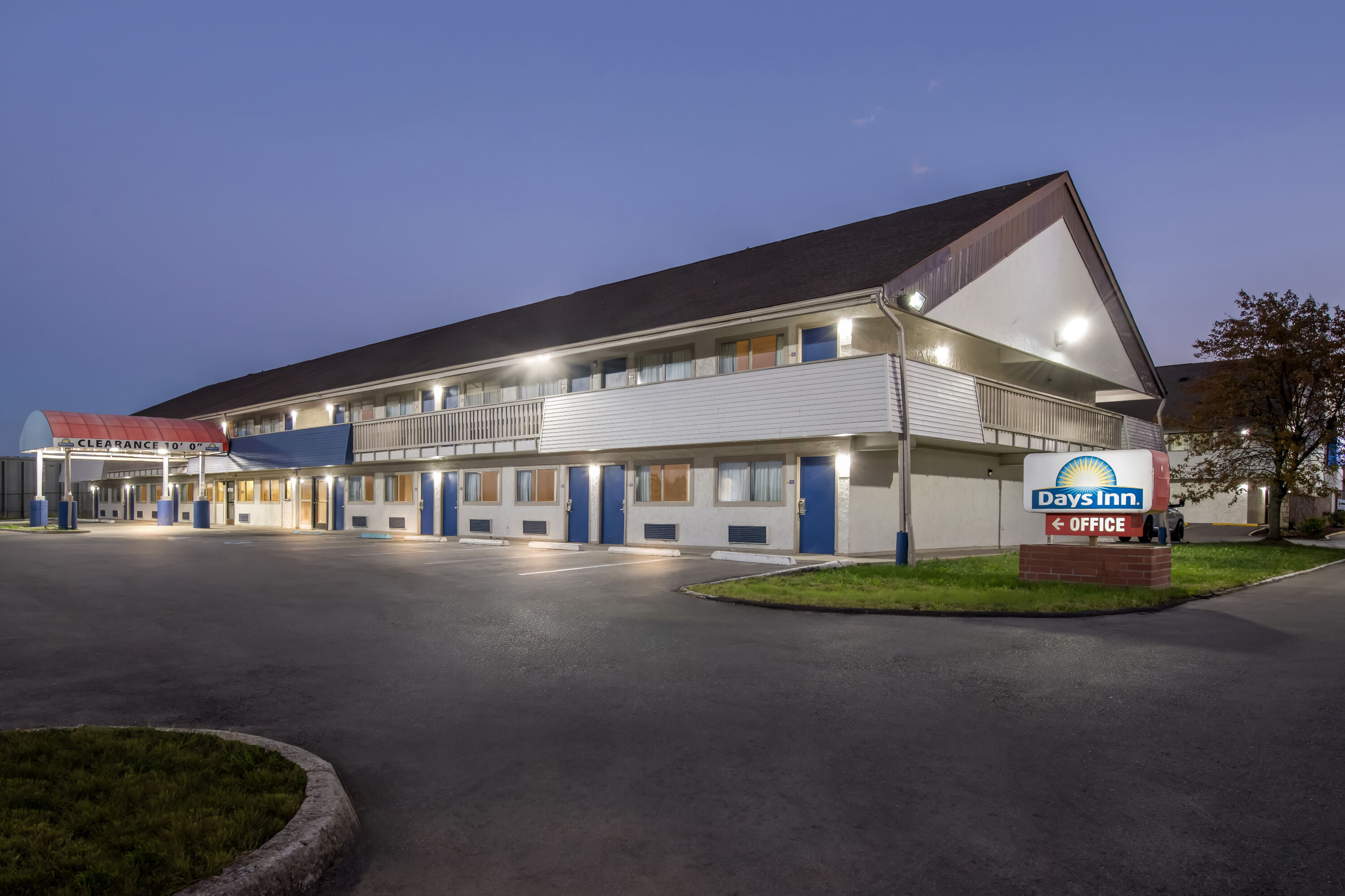 Exterior Night Image of Days Inn by Wyndham Independence hotel in Independence, Missouri
