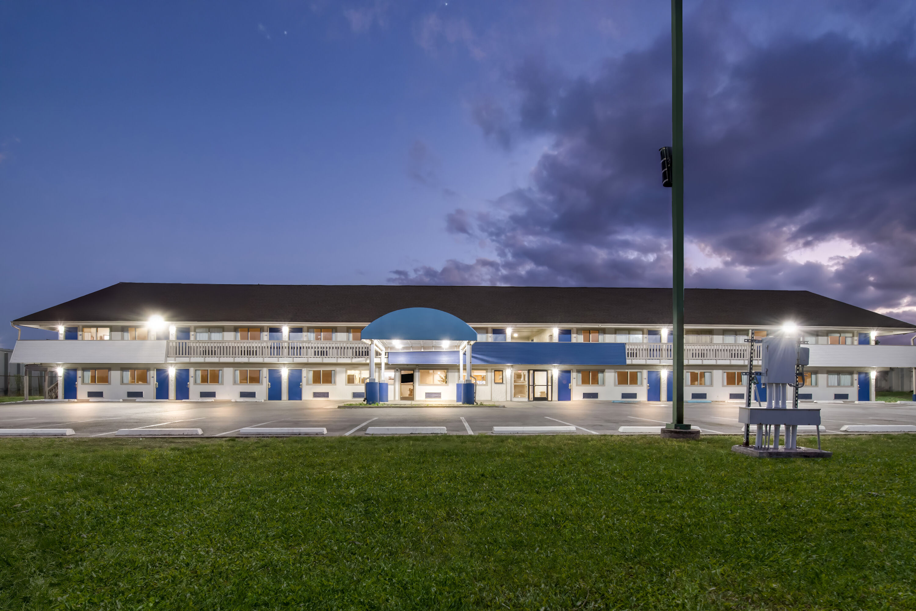 Exterior Night Image of Days Inn by Wyndham Independence hotel in Independence, Missouri