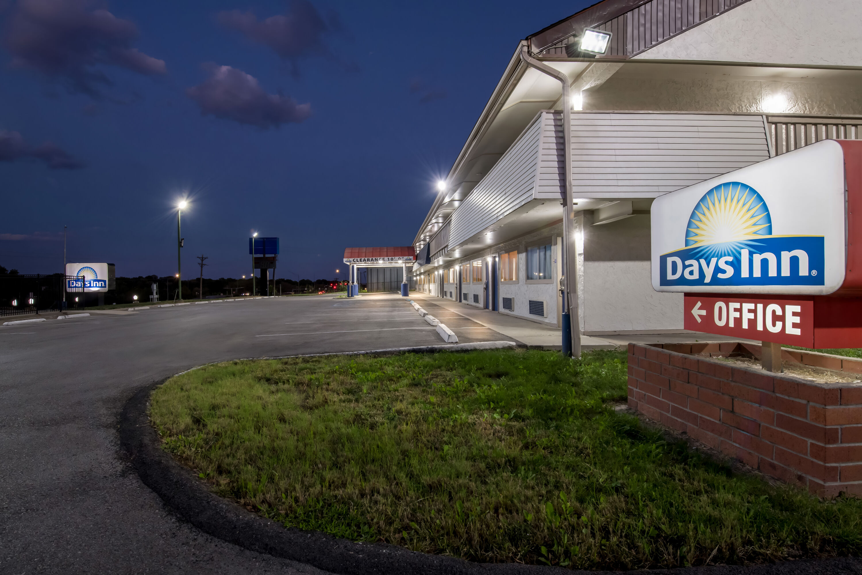 Exterior Night Image of Days Inn by Wyndham Independence hotel in Independence, Missouri