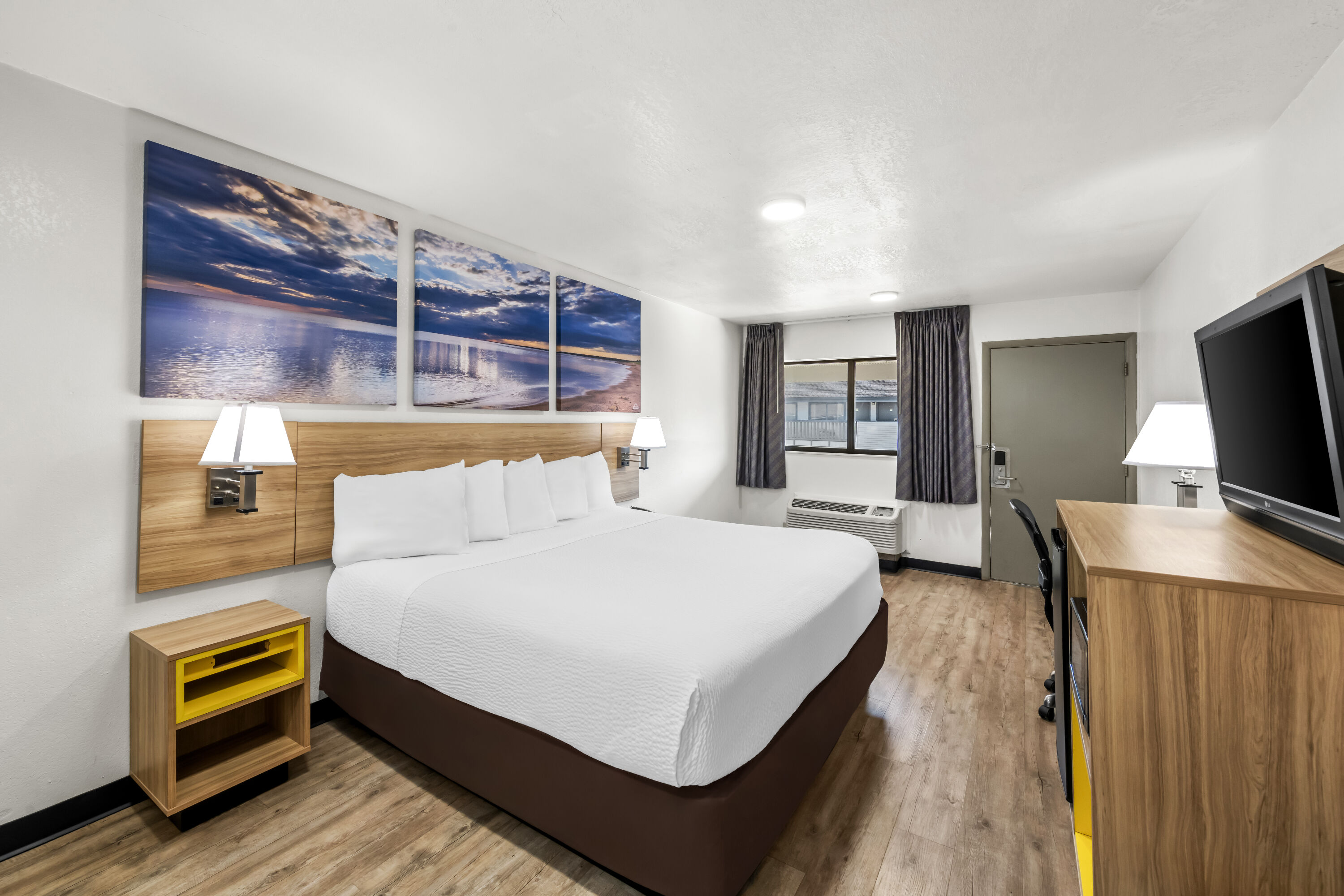 King bed guest room at the Days Inn by Wyndham Independence in Independence, Missouri