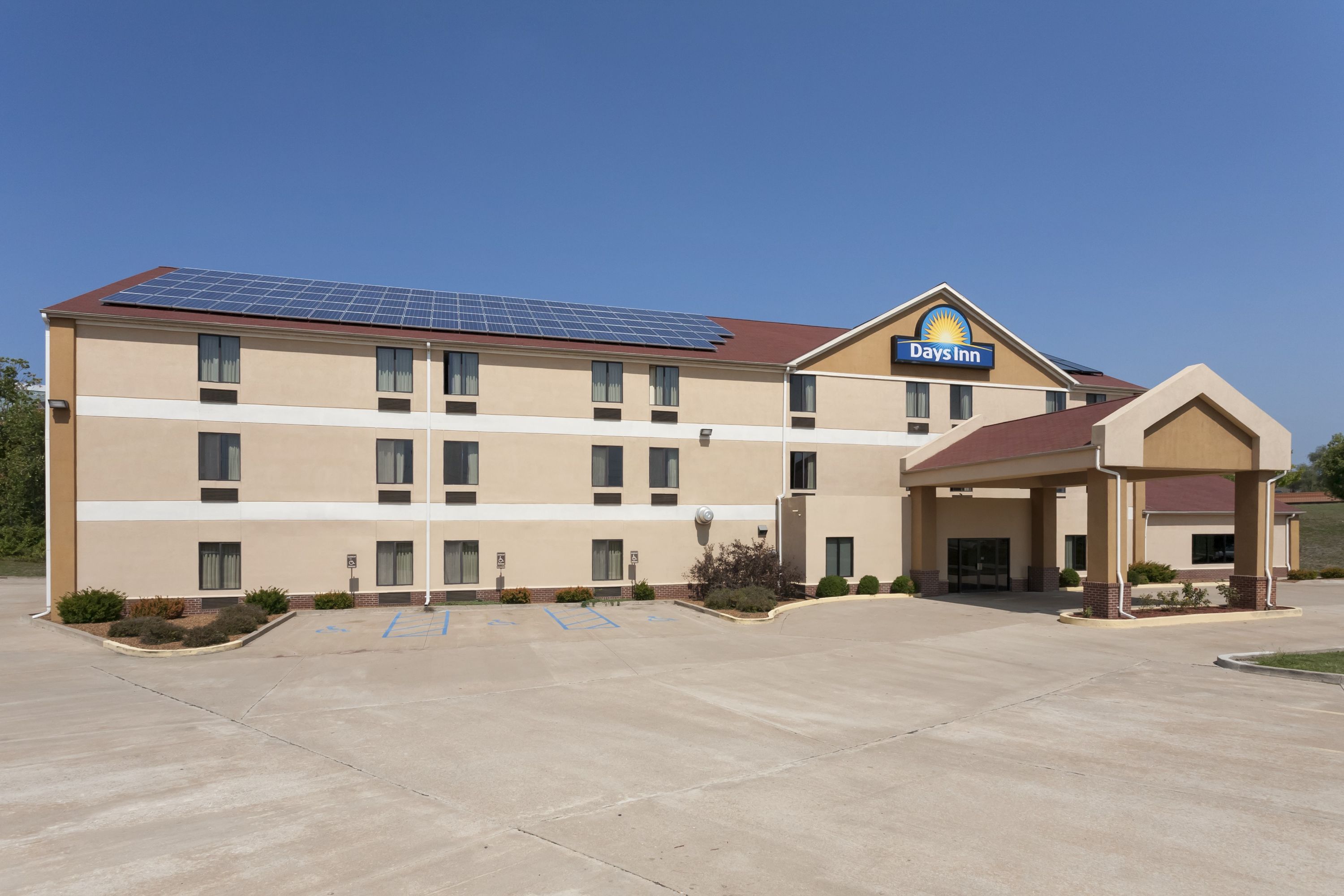 Exterior of Days Inn by Wyndham Jefferson City hotel in Jefferson City, Missouri