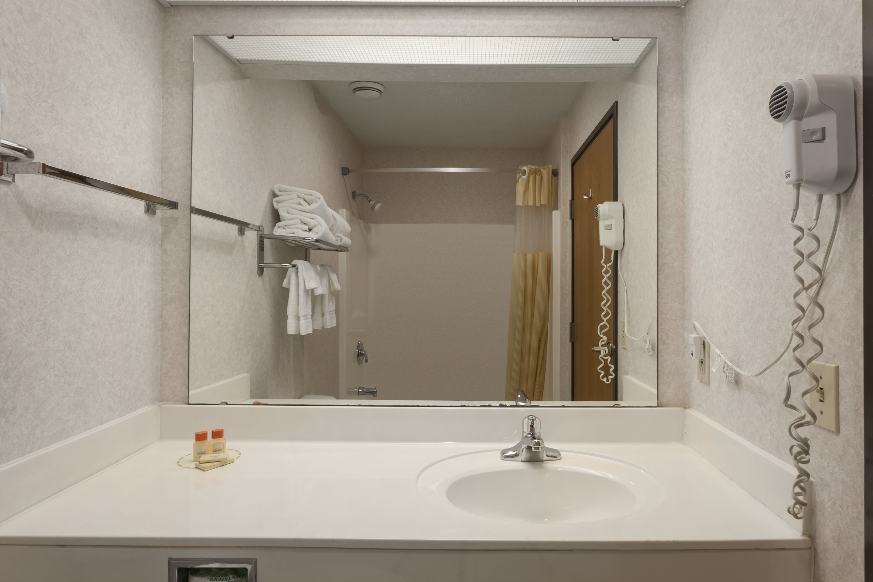 Days Inn By Wyndham Jefferson City Jefferson City Mo Hotels