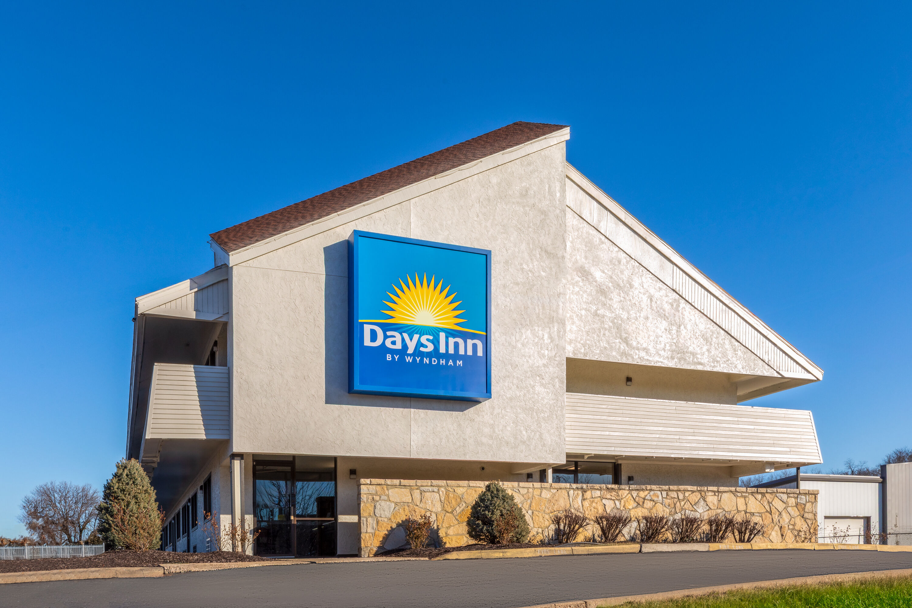 Exterior Day Image of Days Inn by Wyndham Kansas City Northeast hotel in Kansas City, Missouri