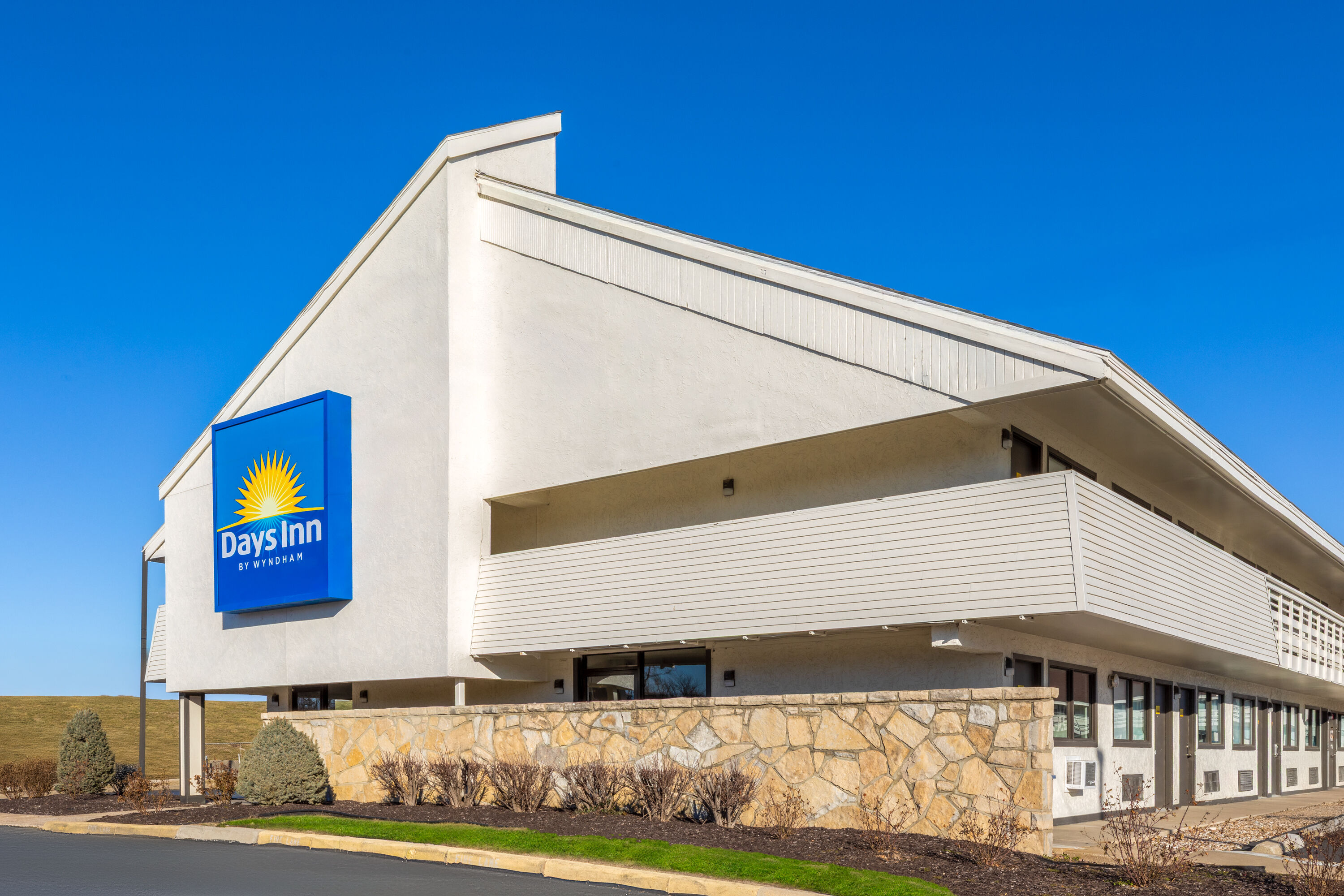 Exterior Day Image of Days Inn by Wyndham Kansas City Northeast hotel in Kansas City, Missouri