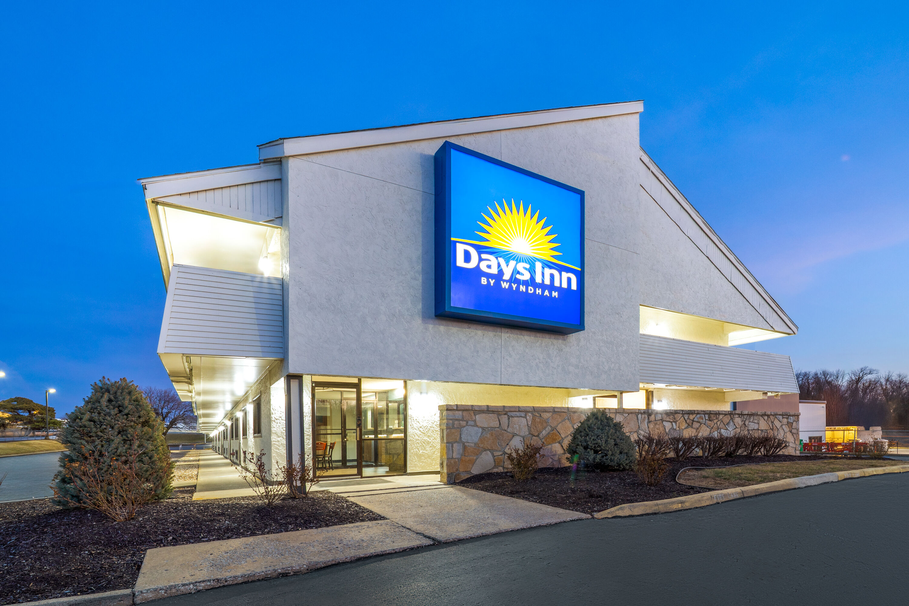 Exterior Dusk Image of Days Inn by Wyndham Kansas City Northeast hotel in Kansas City, Missouri
