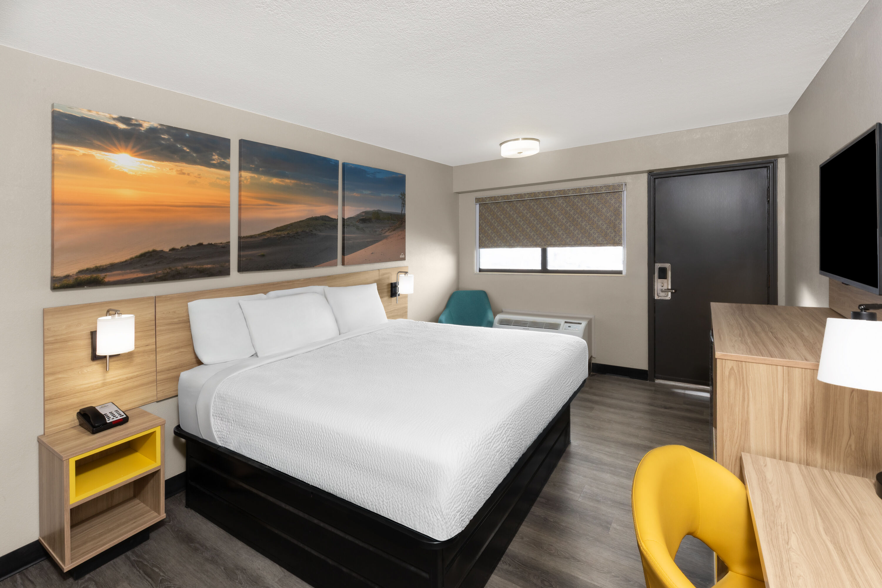 Guest room at the Days Inn by Wyndham Kansas City Northeast in Kansas City, Missouri