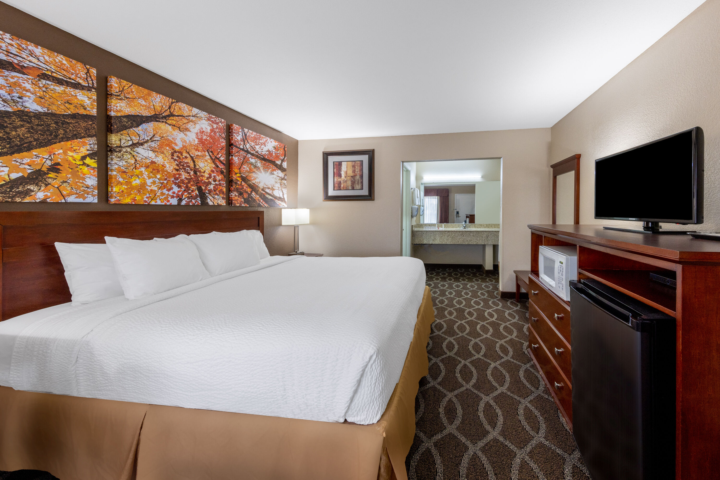 Guest room at the Days Inn by Wyndham St. Robert Waynesville/Ft. Leonard Wood in St. Robert, Missouri