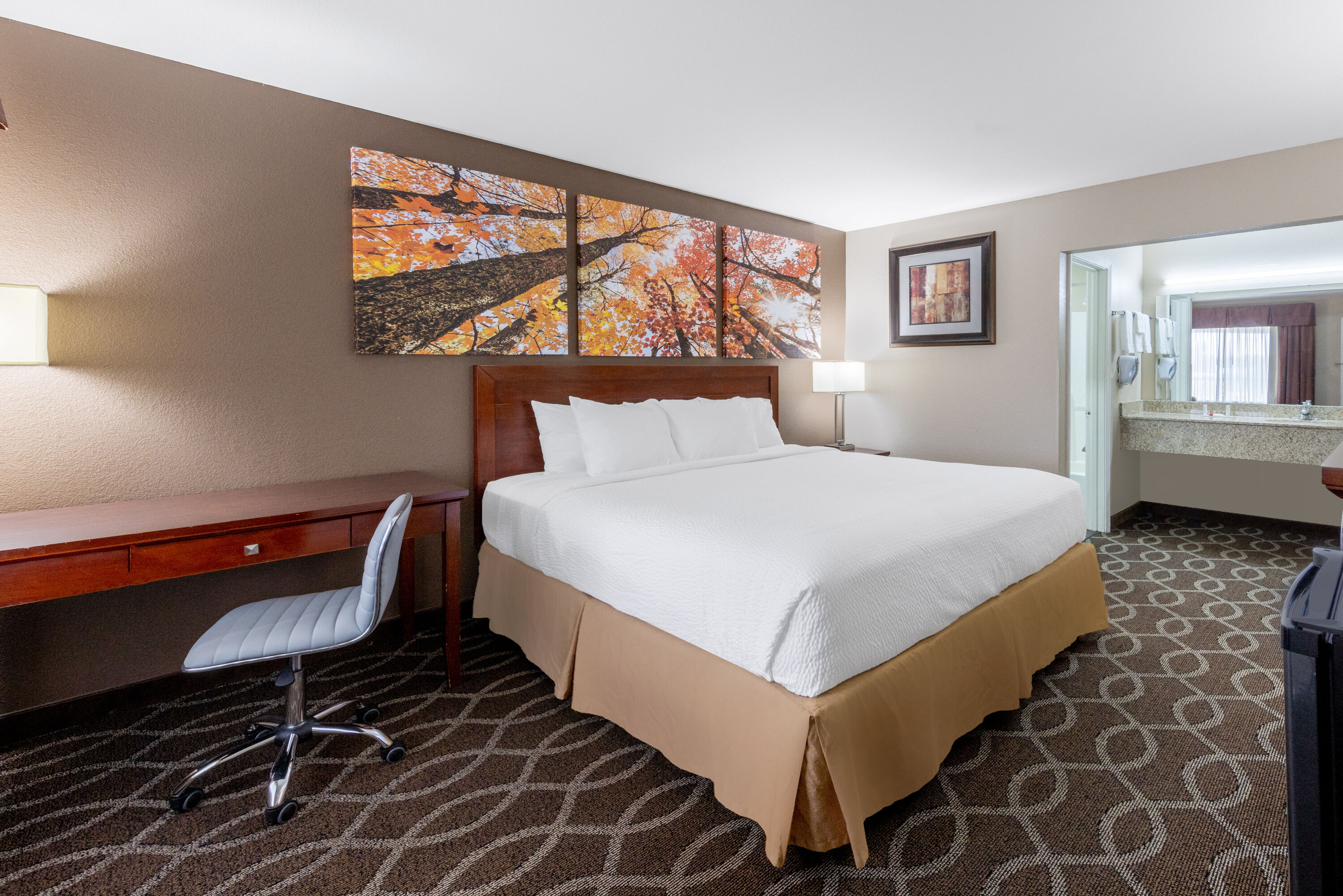 Guest room at the Days Inn by Wyndham St. Robert Waynesville/Ft. Leonard Wood in St. Robert, Missouri