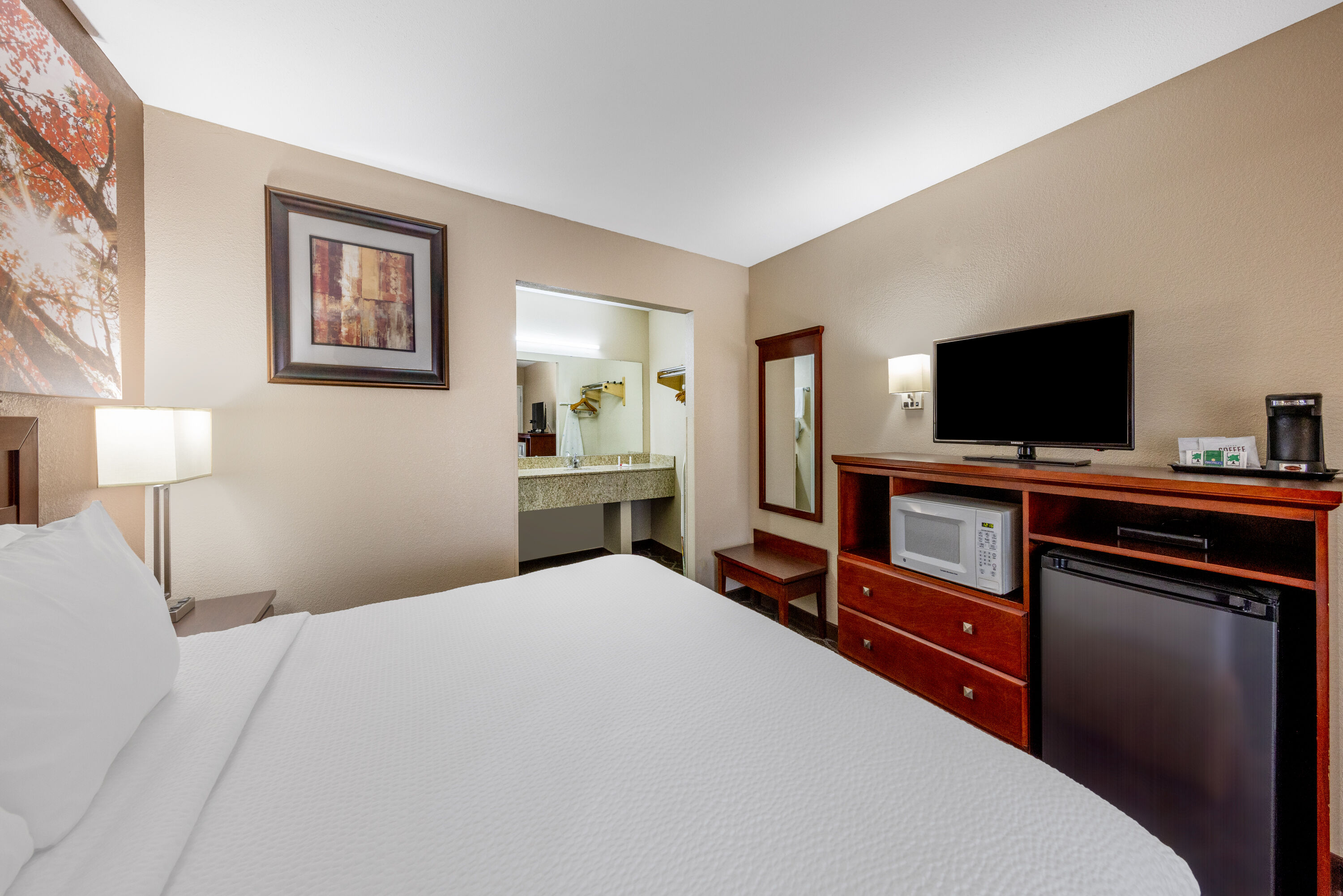 Guest room at the Days Inn by Wyndham St. Robert Waynesville/Ft. Leonard Wood in St. Robert, Missouri