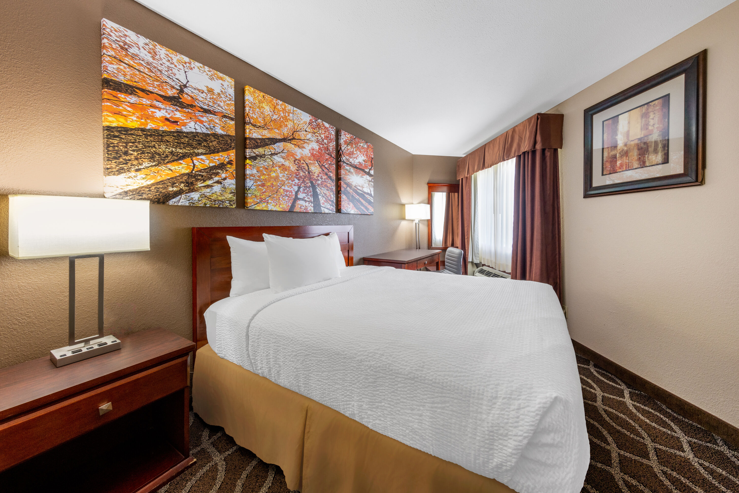 Guest room at the Days Inn by Wyndham St. Robert Waynesville/Ft. Leonard Wood in St. Robert, Missouri