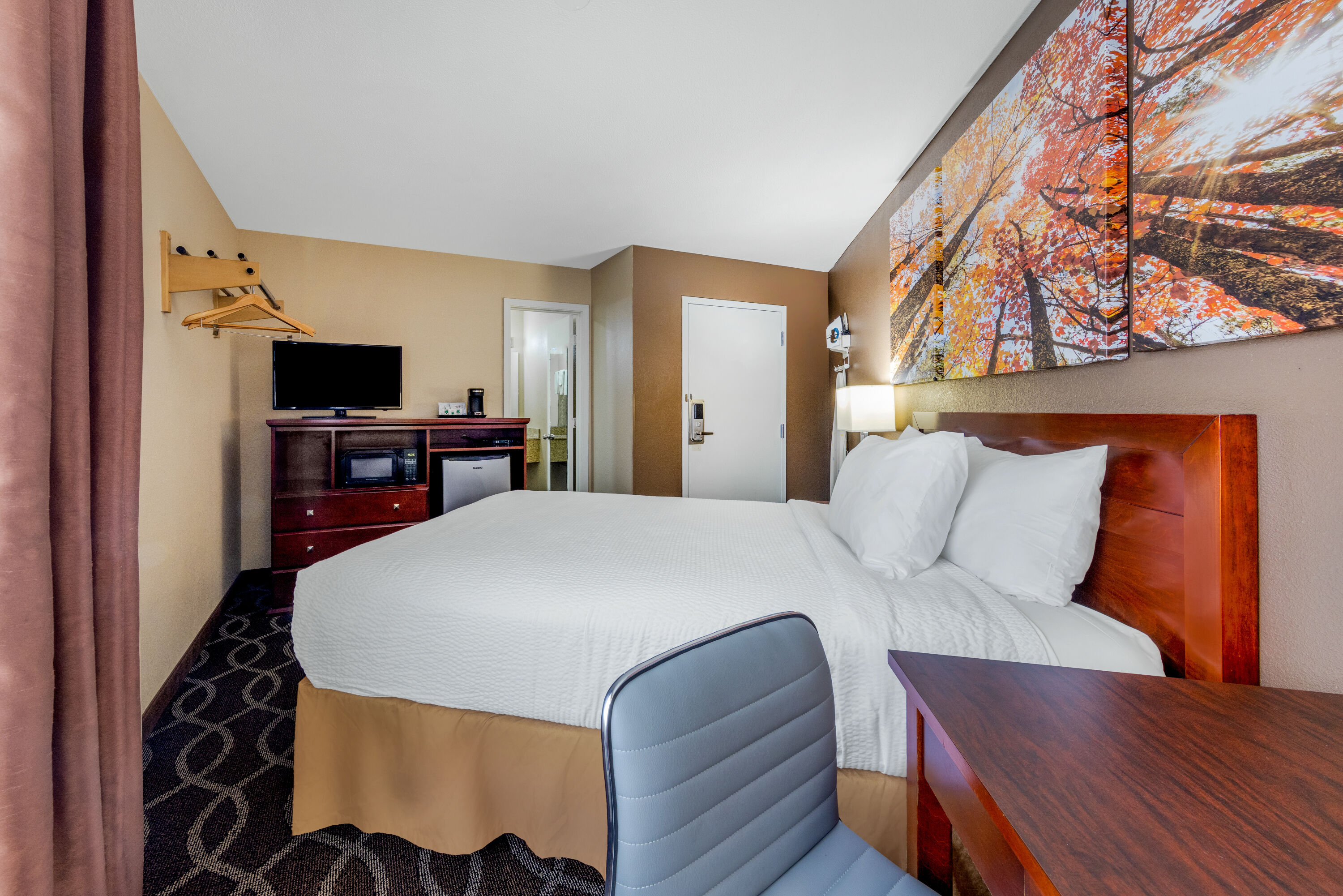 Guest room at the Days Inn by Wyndham St. Robert Waynesville/Ft. Leonard Wood in St. Robert, Missouri