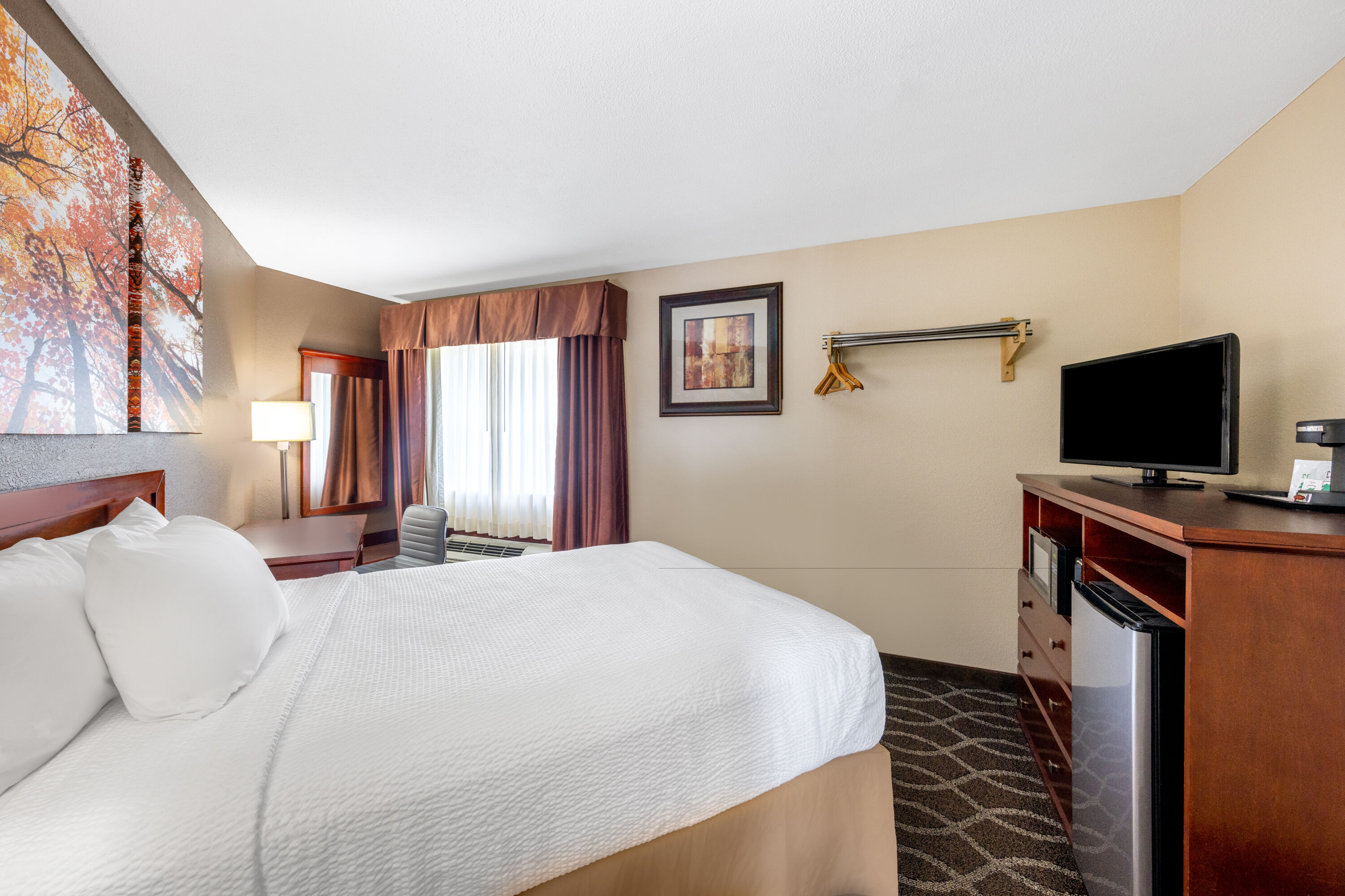 Guest room at the Days Inn by Wyndham St. Robert Waynesville/Ft. Leonard Wood in St. Robert, Missouri