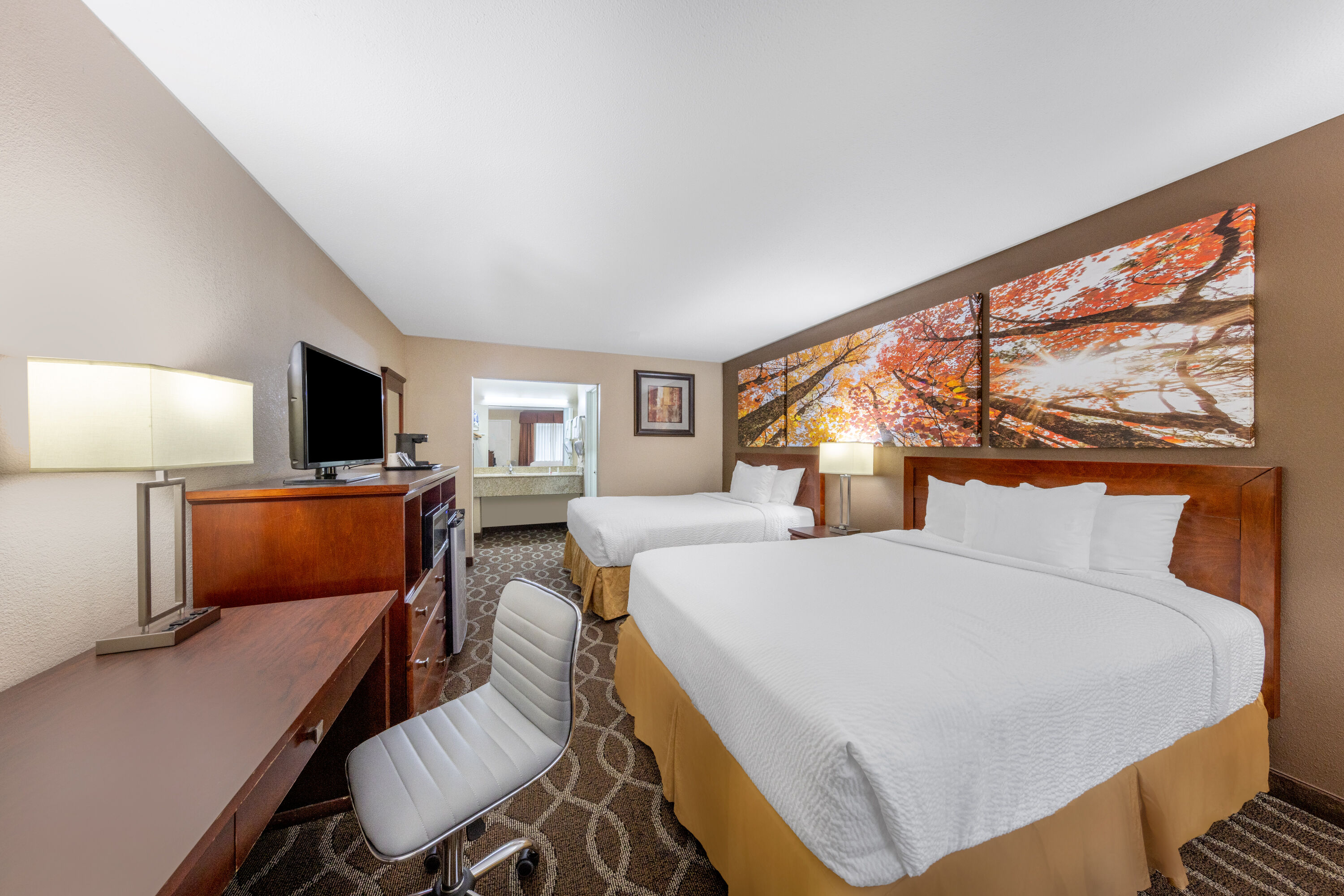 Guest room at the Days Inn by Wyndham St. Robert Waynesville/Ft. Leonard Wood in St. Robert, Missouri