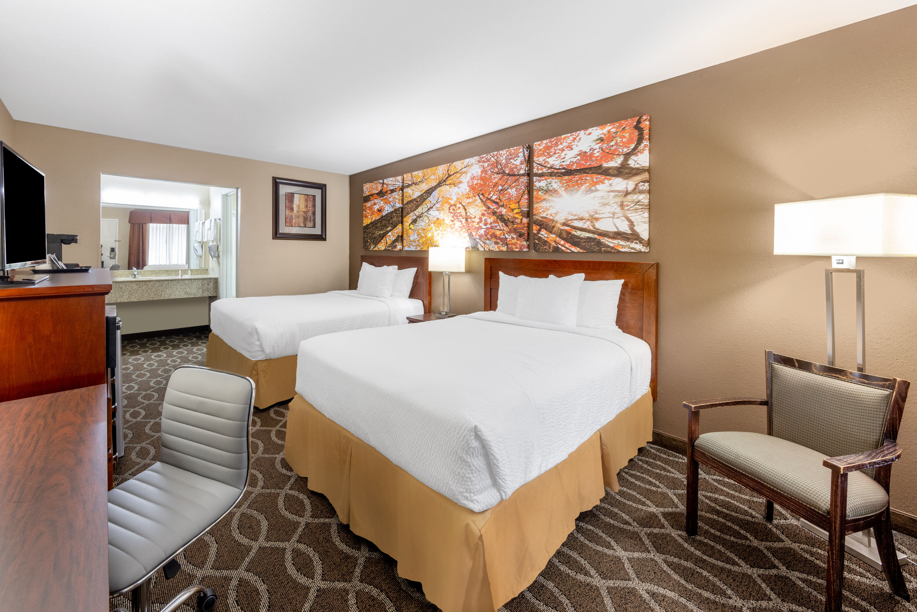 Guest room at the Days Inn by Wyndham St. Robert Waynesville/Ft. Leonard Wood in St. Robert, Missouri