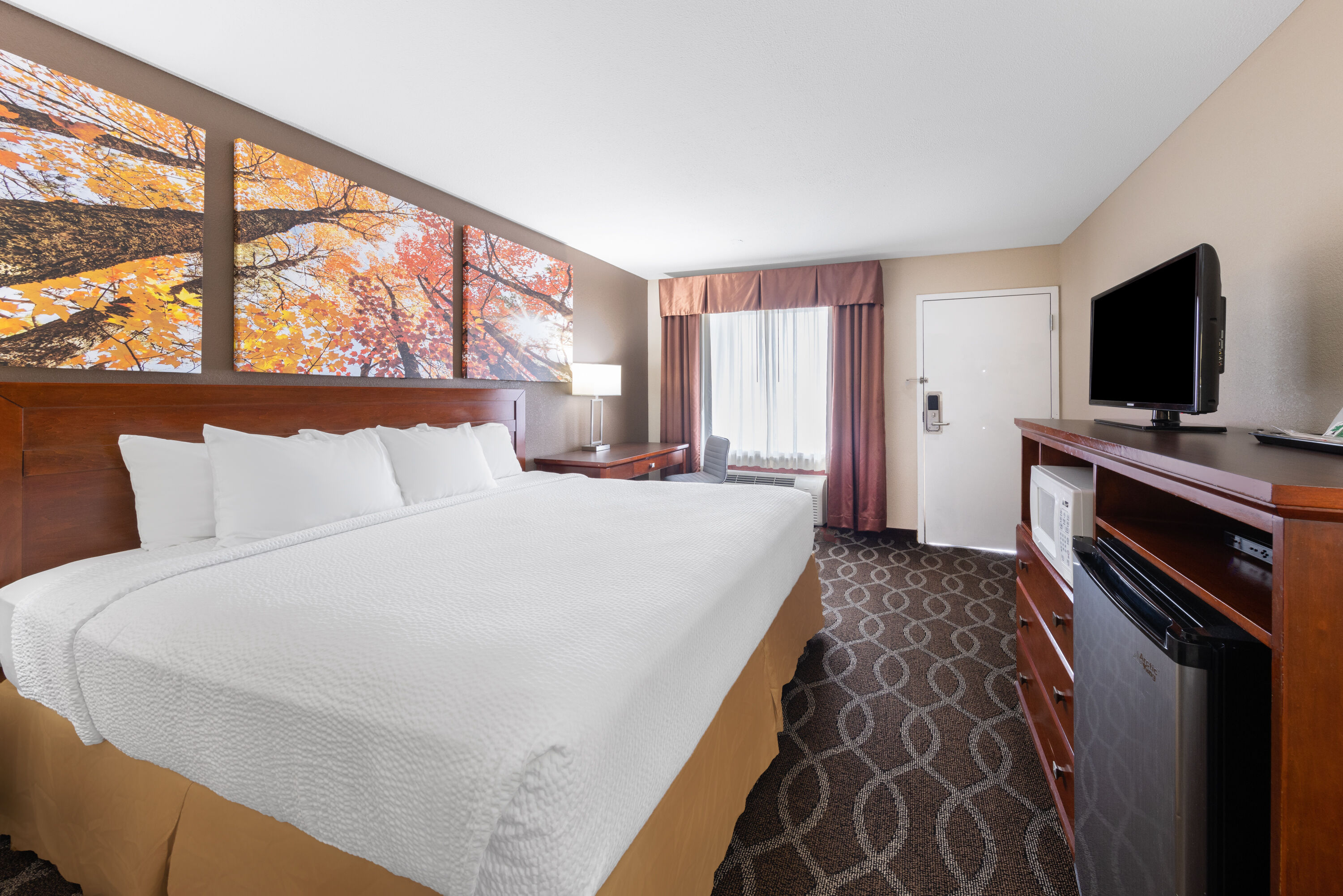 Guest room at the Days Inn by Wyndham St. Robert Waynesville/Ft. Leonard Wood in St. Robert, Missouri