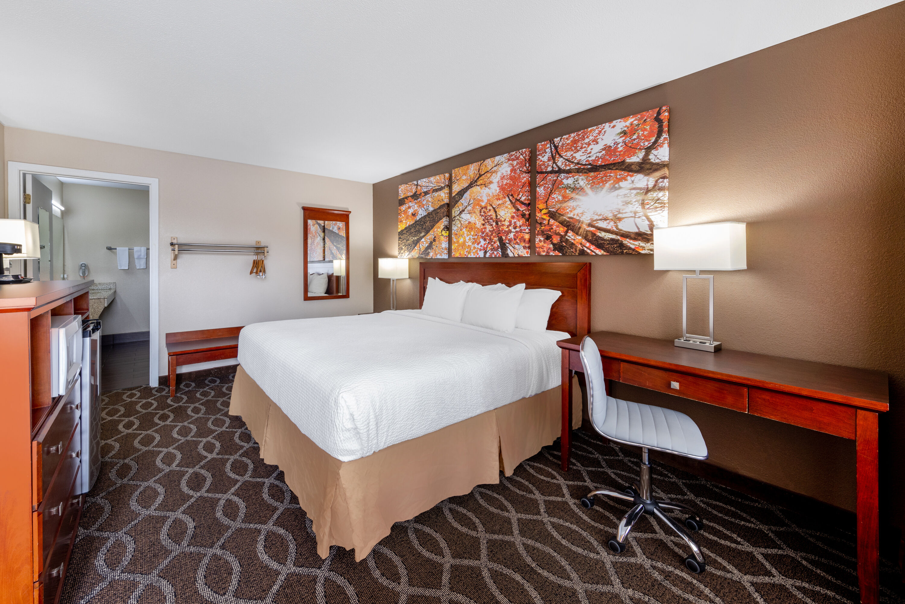 Guest room at the Days Inn by Wyndham St. Robert Waynesville/Ft. Leonard Wood in St. Robert, Missouri