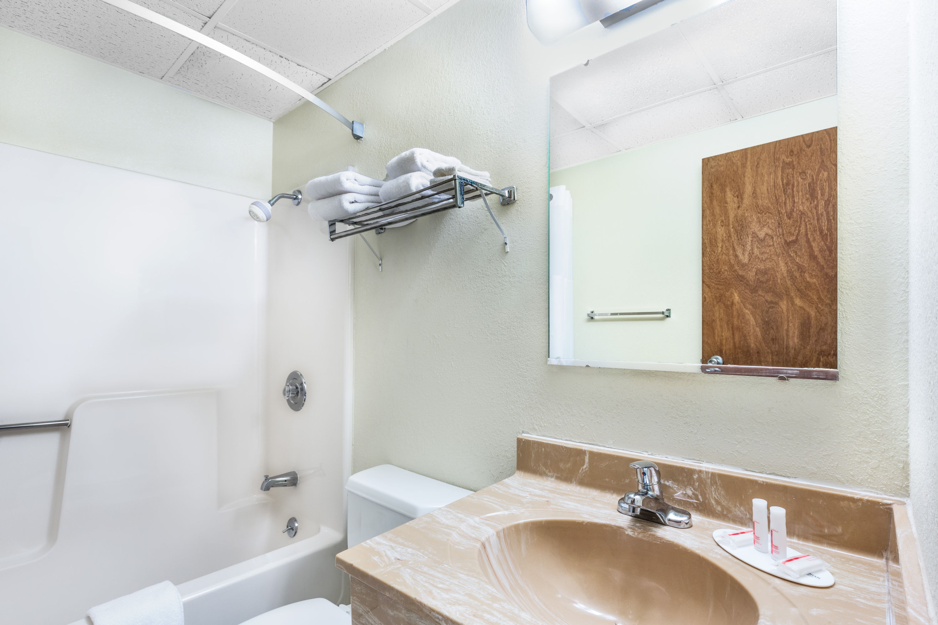 Guest room bath at the Days Inn by Wyndham Warrensburg in Warrensburg, Missouri