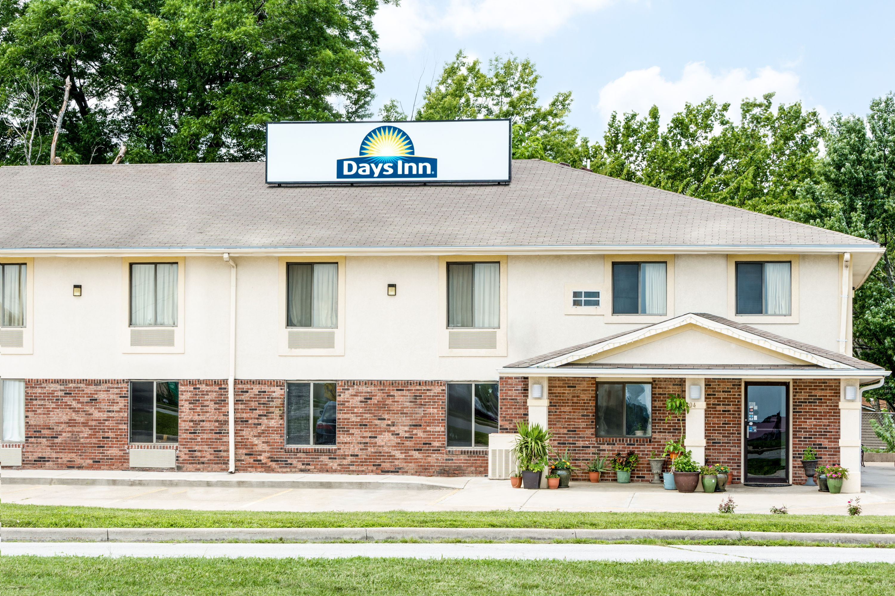 Exterior Day Image of Days Inn by Wyndham Warrensburg hotel in Warrensburg, Missouri