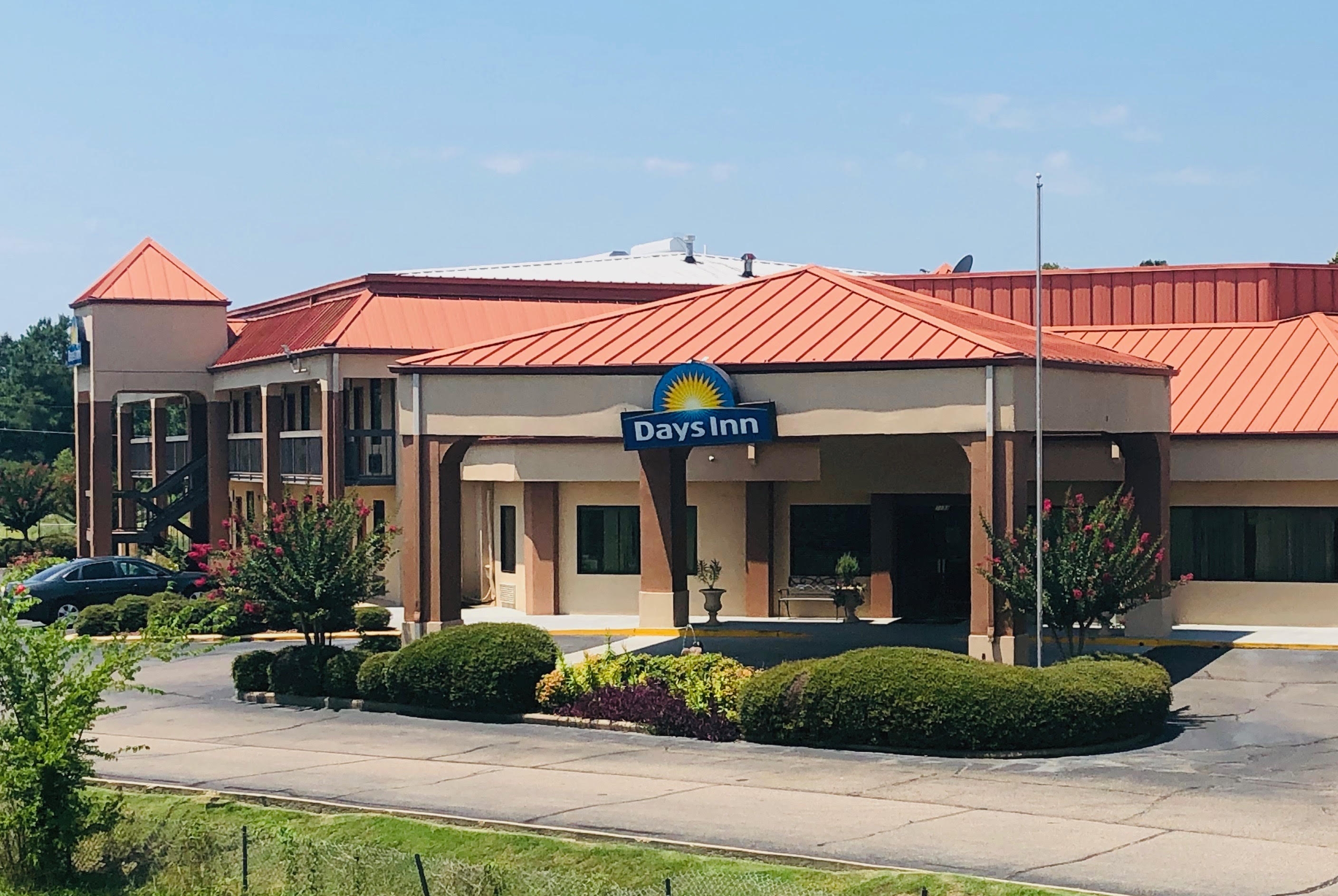 Exterior of Days Inn by Wyndham Columbus hotel in Columbus, Mississippi