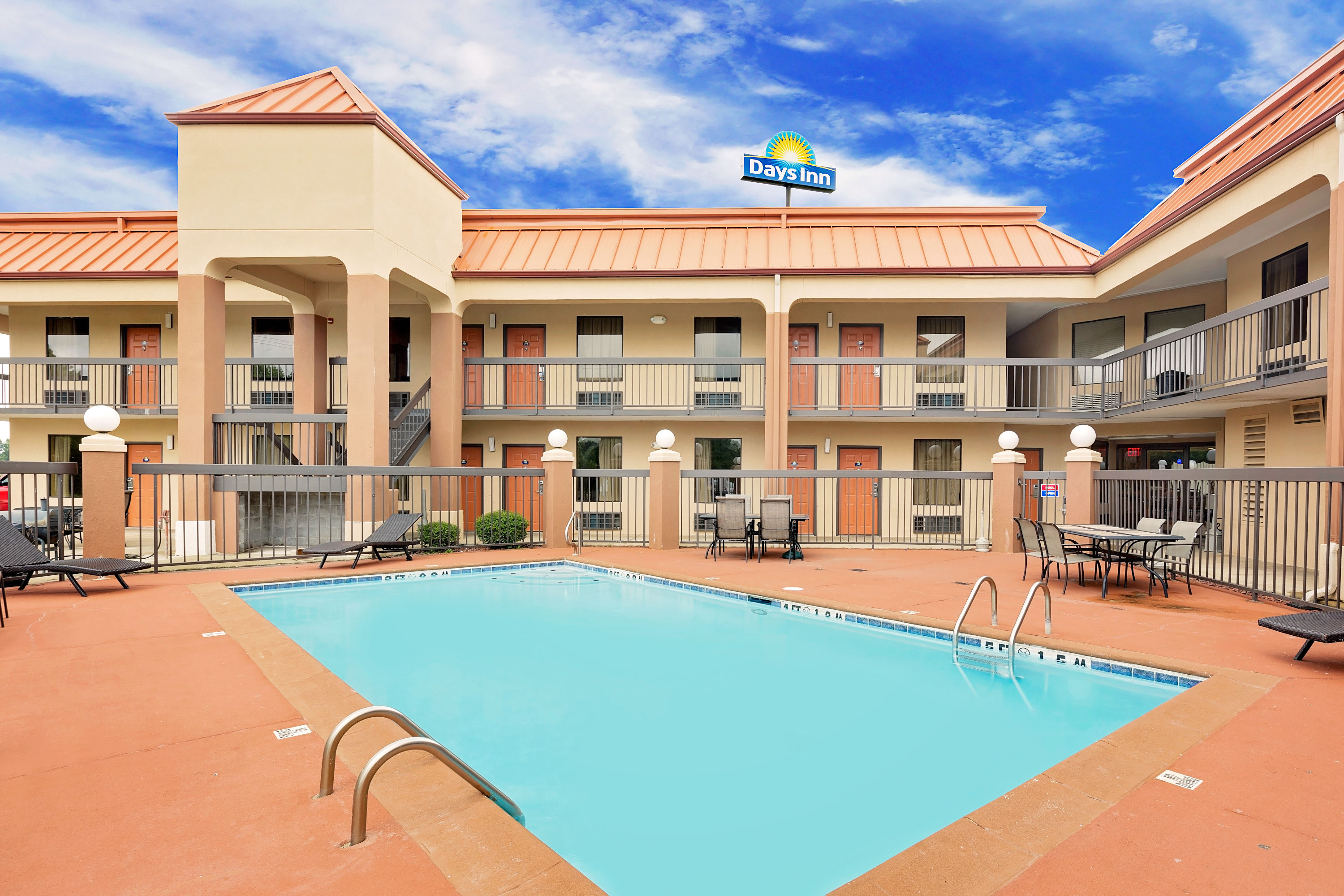 hotels in columbus ms with jacuzzi in room