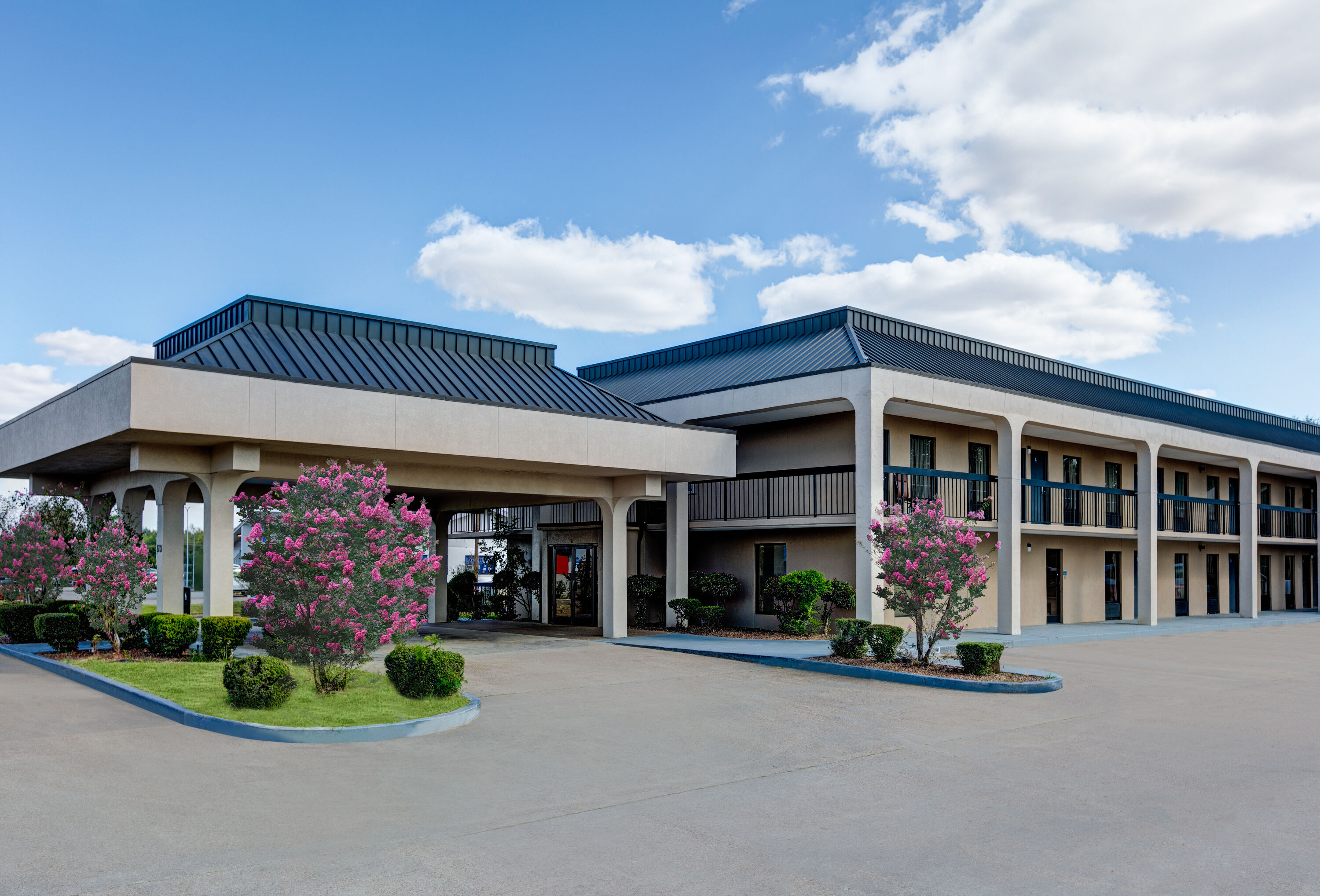 Exterior Day Image of Days Inn by Wyndham Greenville MS hotel in Greenville, Mississippi