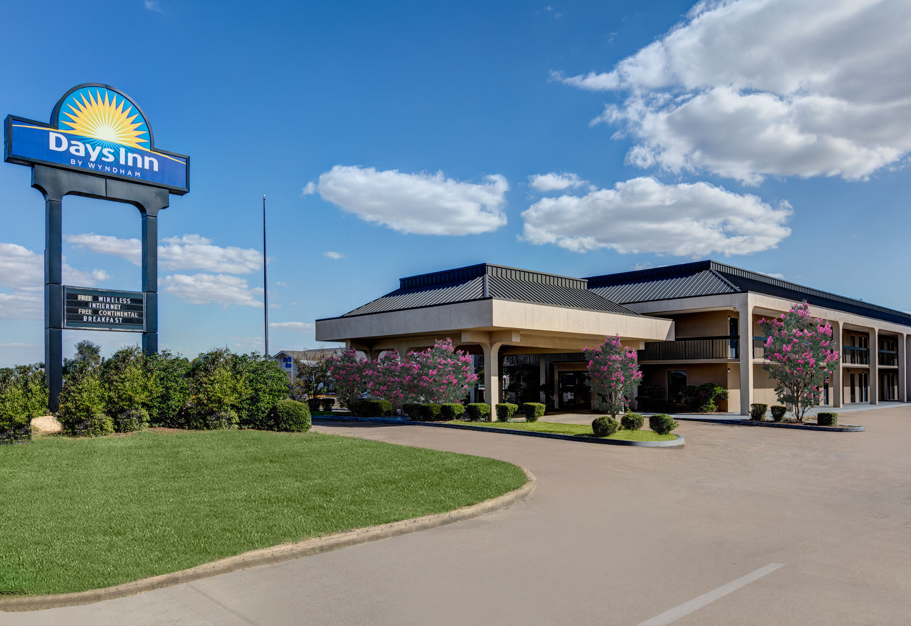 Exterior Day Image of Days Inn by Wyndham Greenville MS hotel in Greenville, Mississippi