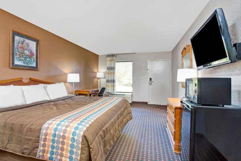 Days Inn Hernando Hotels Ms 38632 Guest Room At The Days Inn Hernando In Mississippi