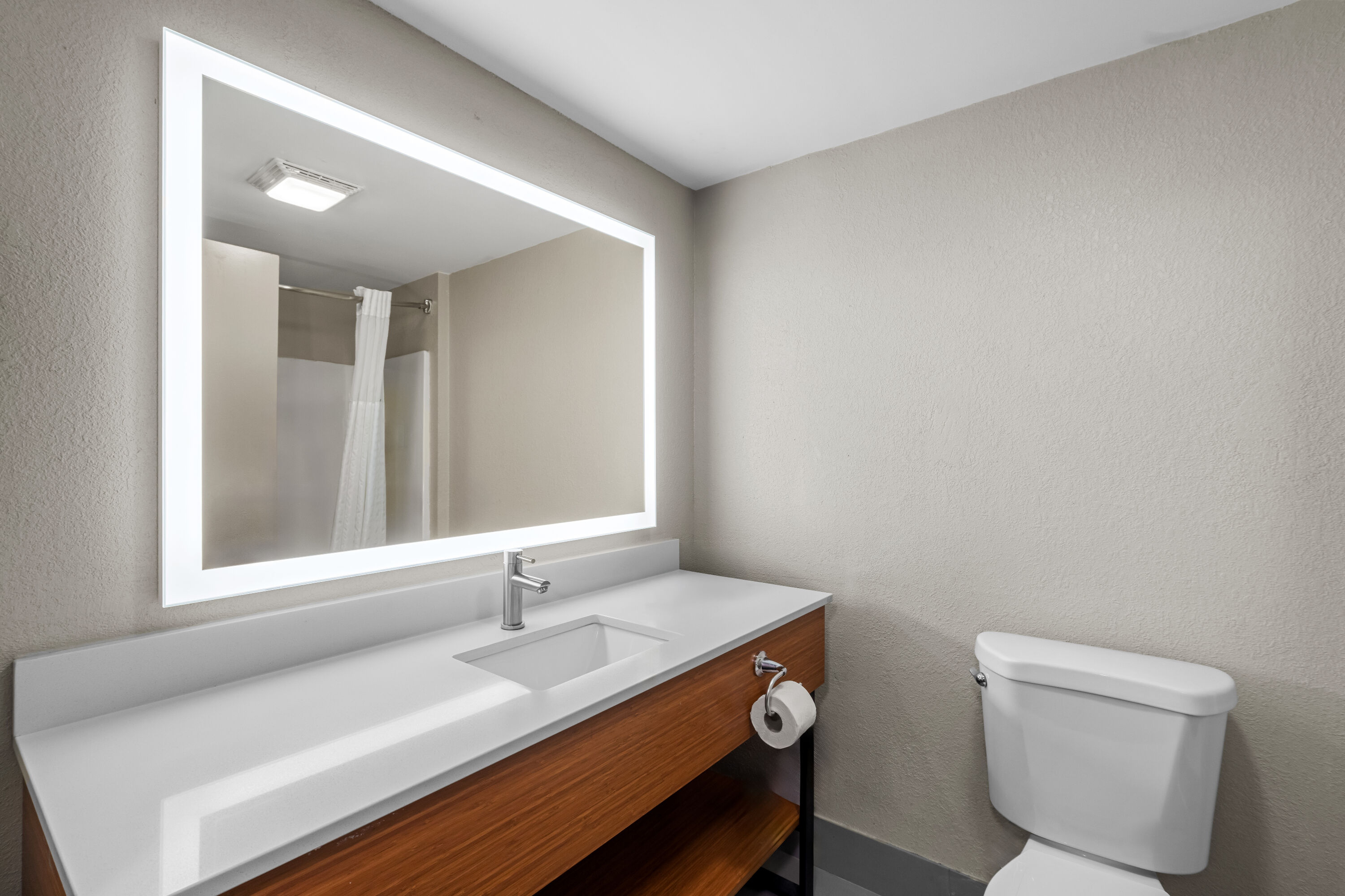 Guest room bath at the Days Inn & Suites by Wyndham Ridgeland in Ridgeland, Mississippi