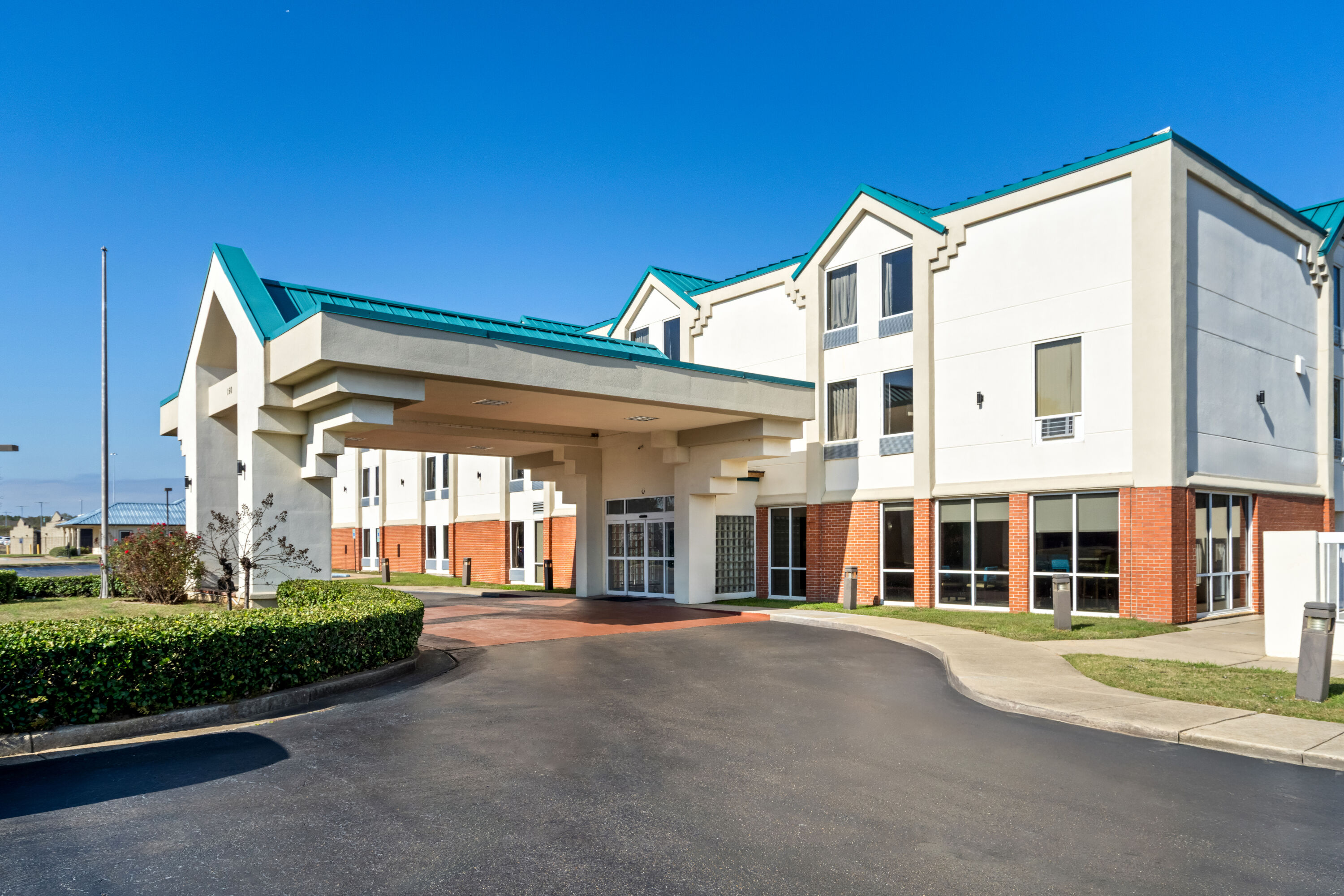 Exterior Day Image of Days Inn & Suites by Wyndham Ridgeland hotel in Ridgeland, Mississippi