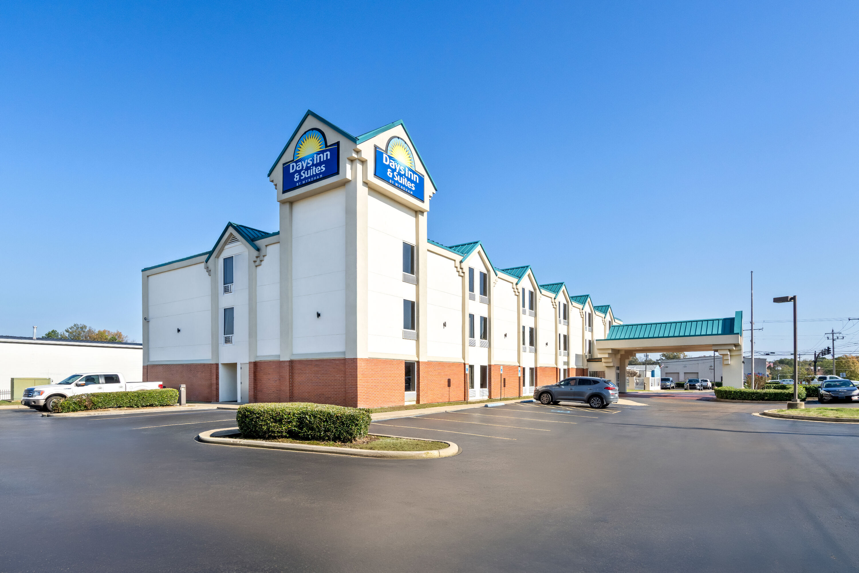 Exterior Day Image of Days Inn & Suites by Wyndham Ridgeland hotel in Ridgeland, Mississippi