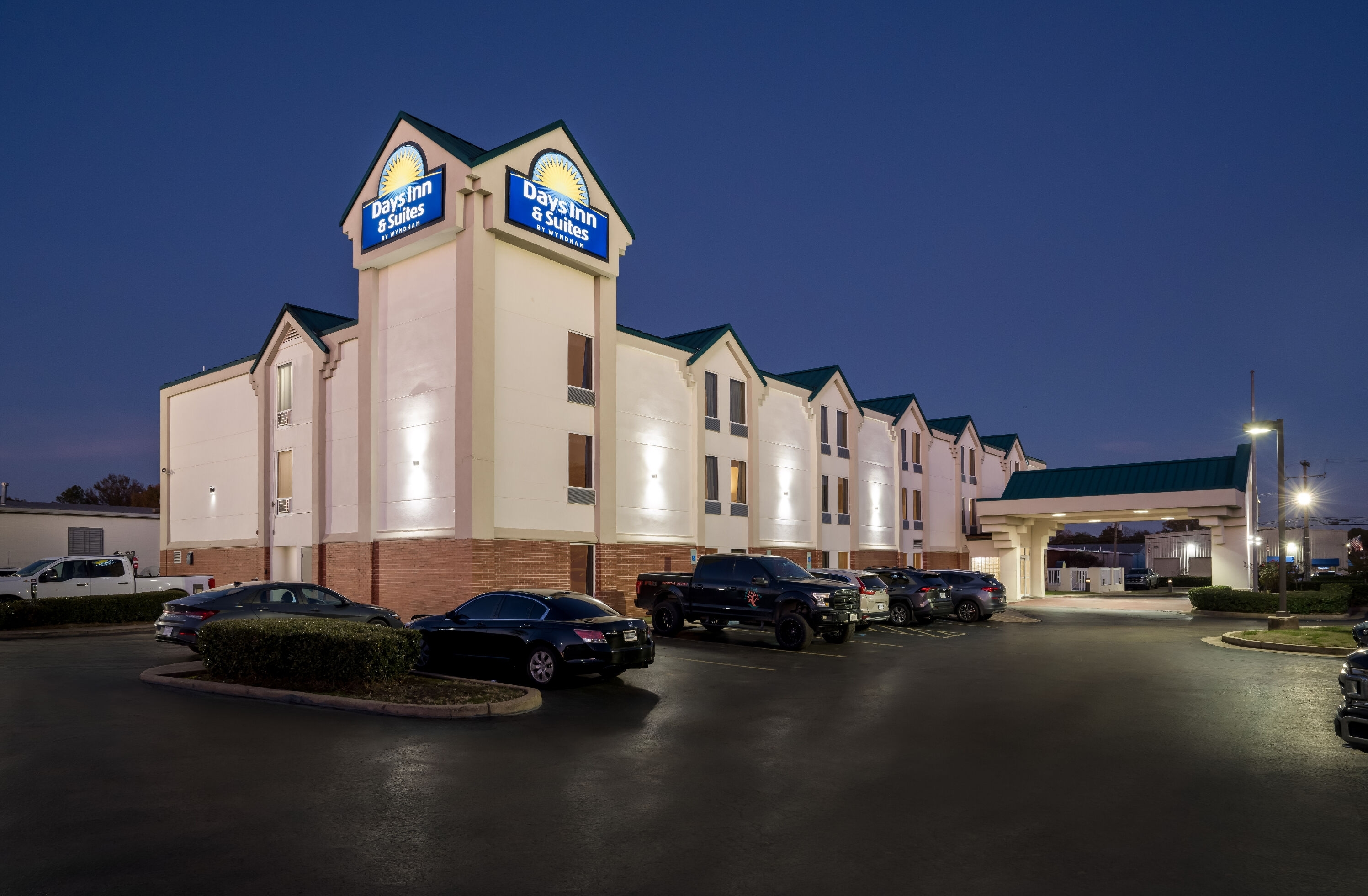 Exterior Night Image of Days Inn & Suites by Wyndham Ridgeland hotel in Ridgeland, Mississippi