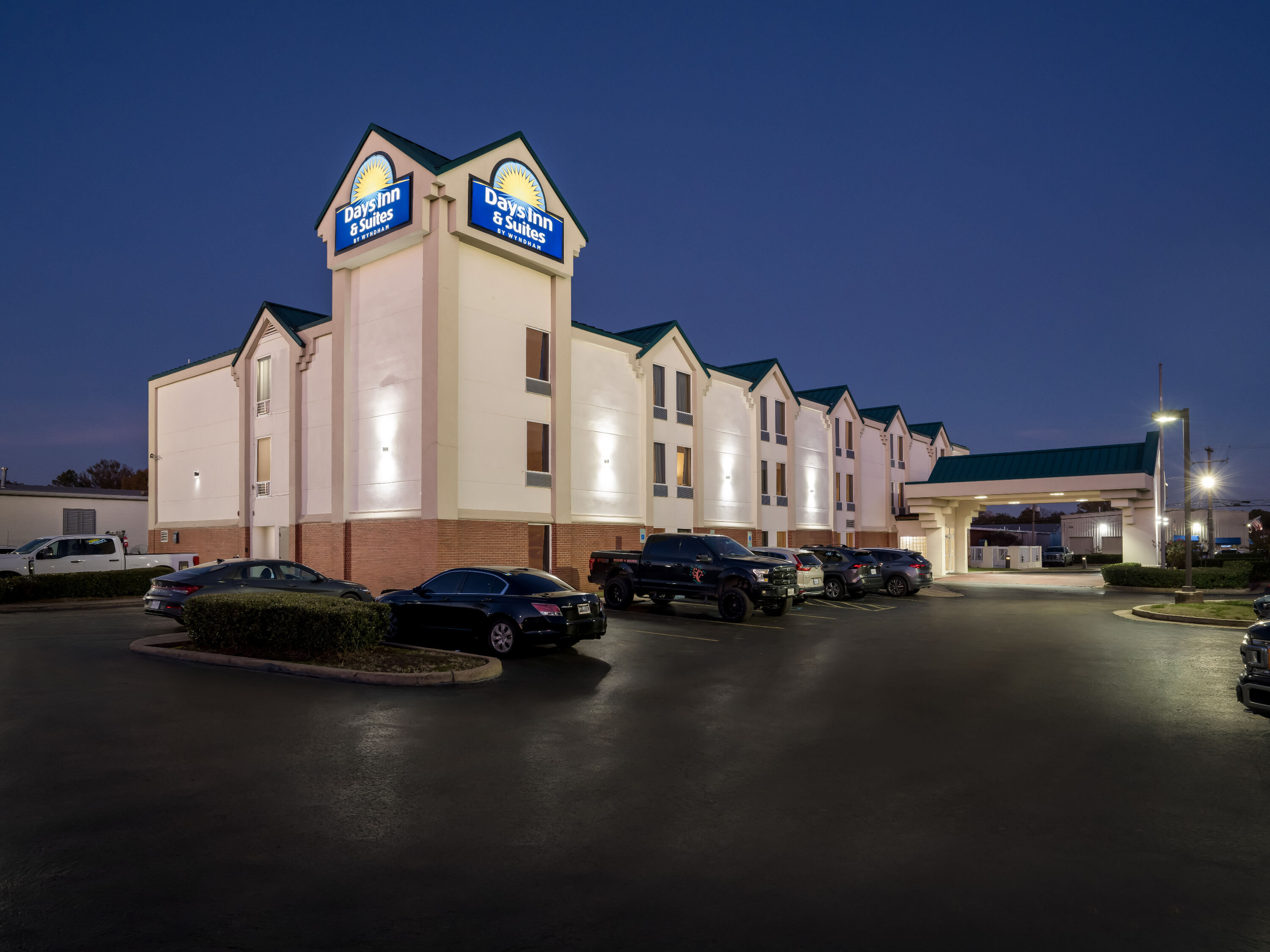 Exterior Night Image of Days Inn & Suites by Wyndham Ridgeland hotel in Ridgeland, Mississippi