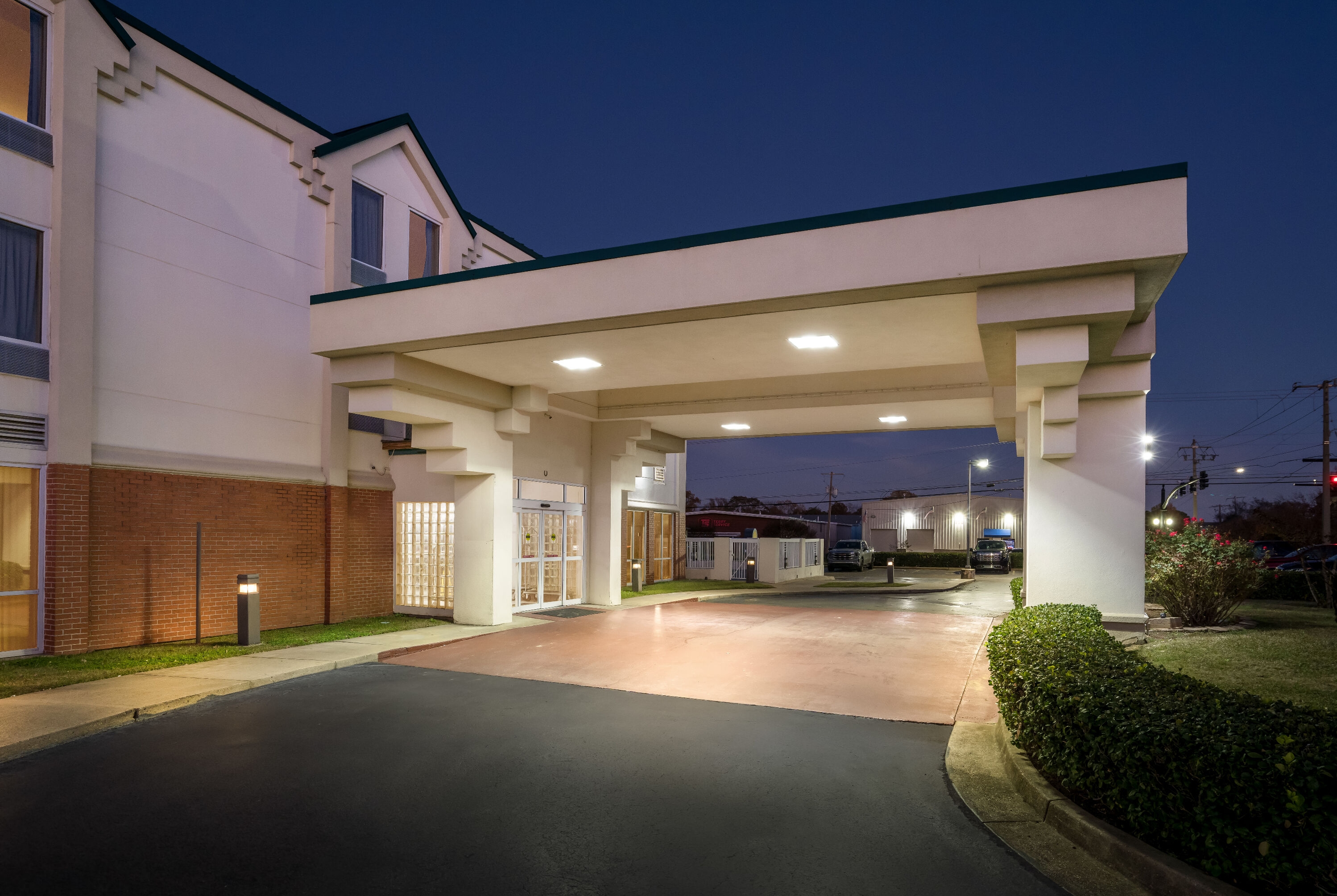 Exterior Night Image of Days Inn & Suites by Wyndham Ridgeland hotel in Ridgeland, Mississippi