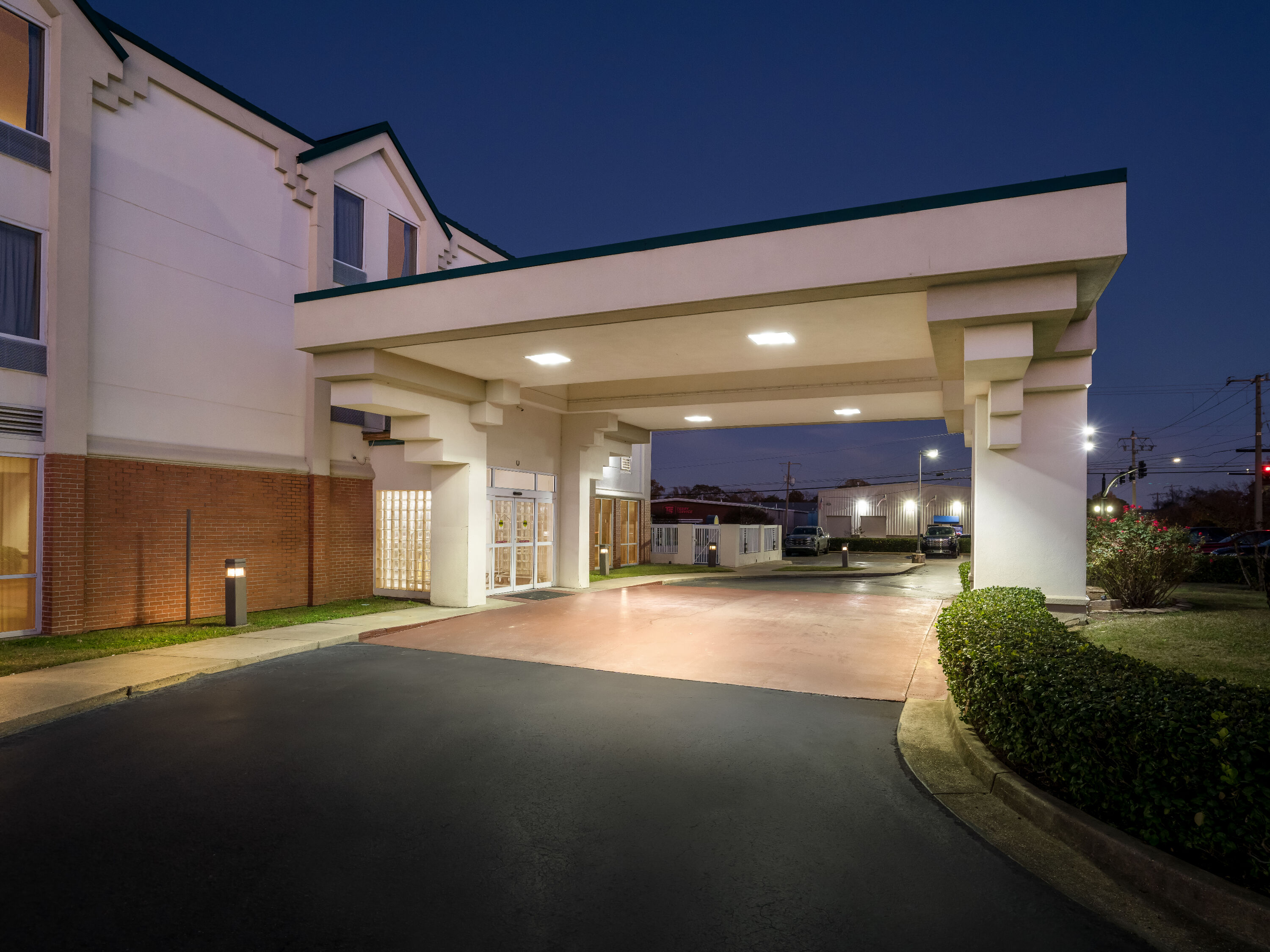 Exterior Night Image of Days Inn & Suites by Wyndham Ridgeland hotel in Ridgeland, Mississippi
