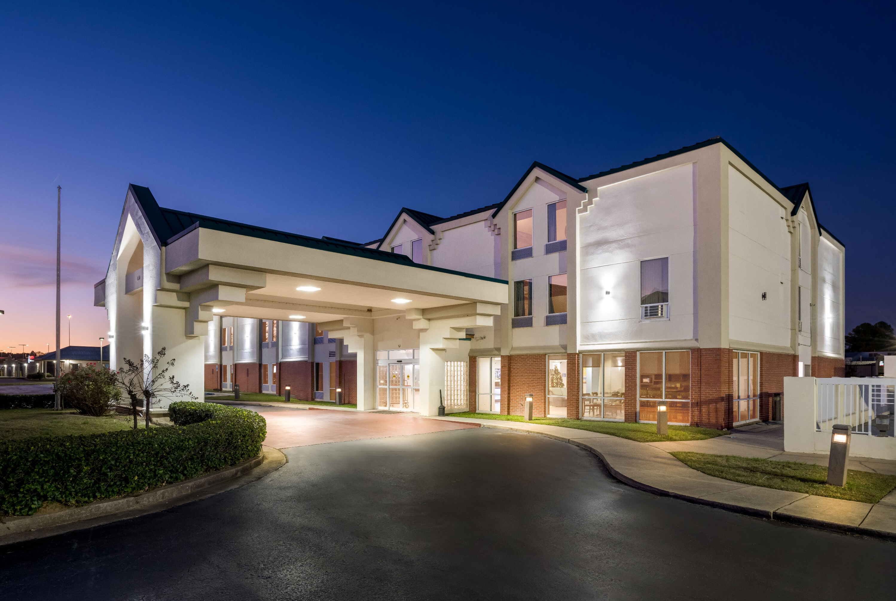 Exterior Night Image of Days Inn & Suites by Wyndham Ridgeland hotel in Ridgeland, Mississippi