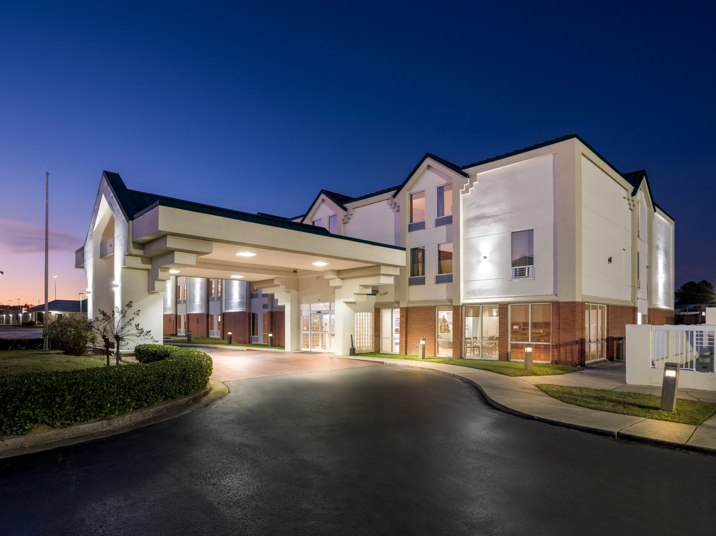 Exterior Night Image of Days Inn & Suites by Wyndham Ridgeland hotel in Ridgeland, Mississippi