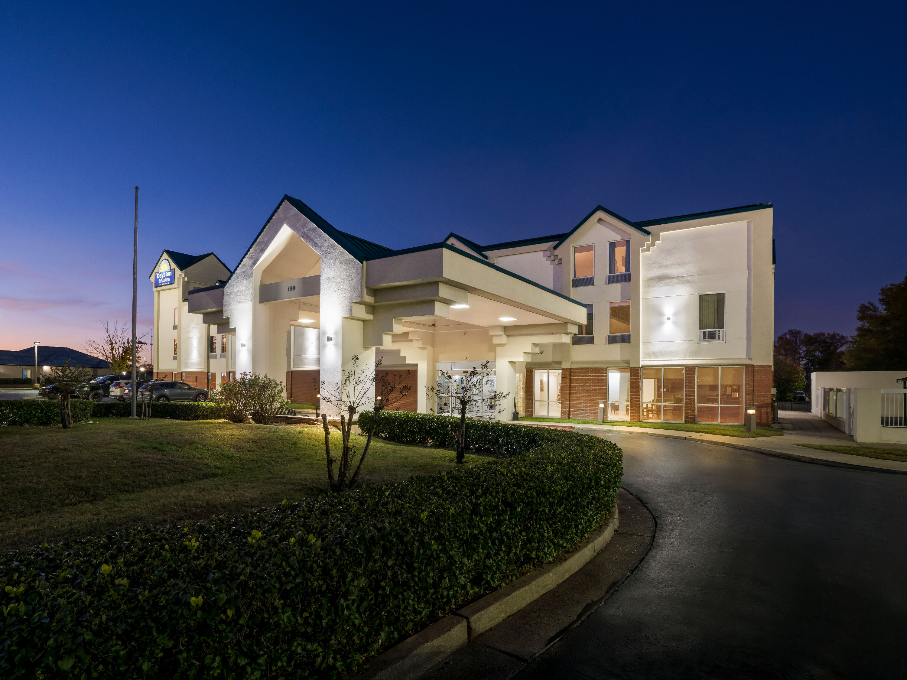 Exterior Night Image of Days Inn & Suites by Wyndham Ridgeland hotel in Ridgeland, Mississippi