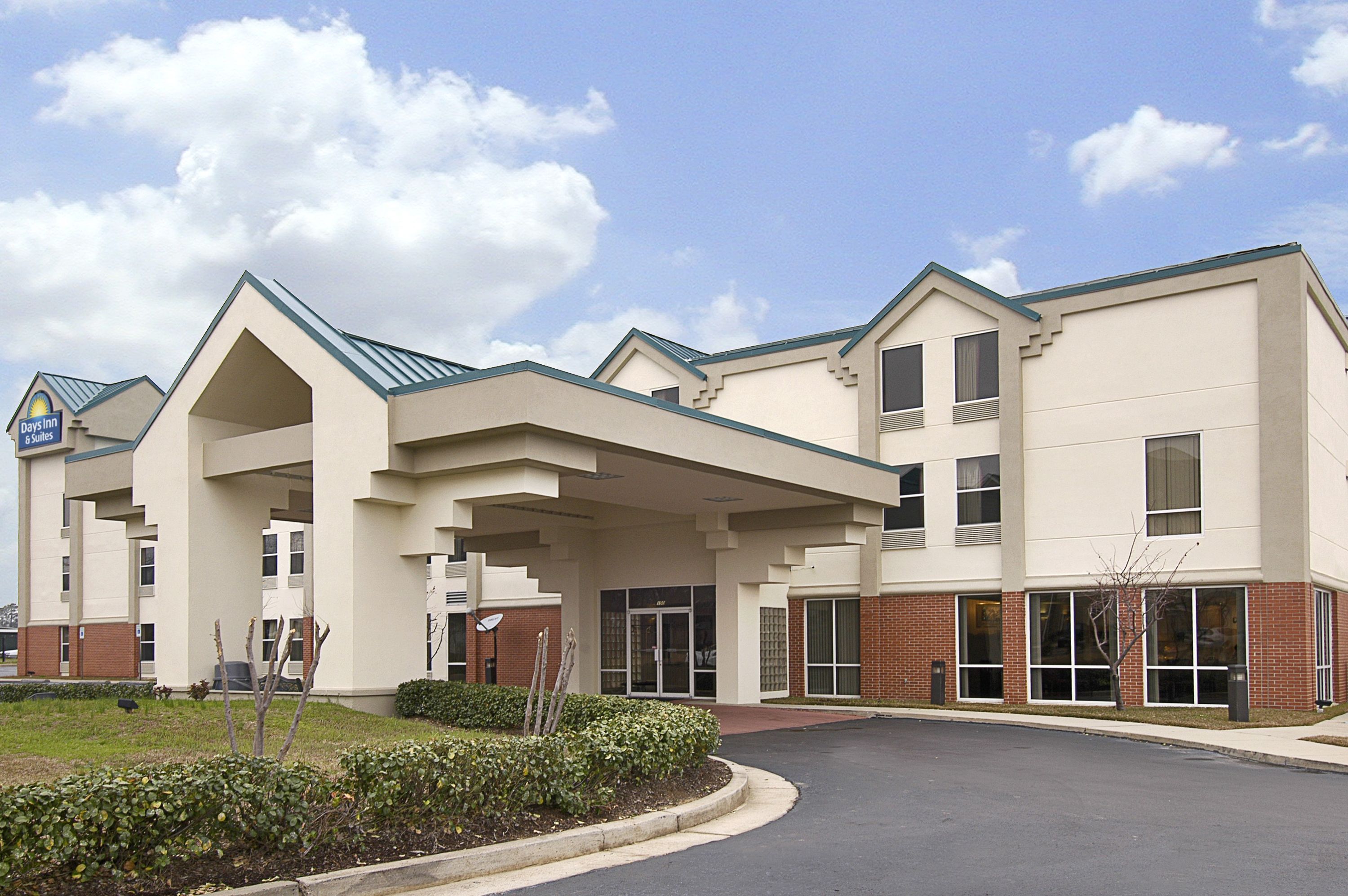 Exterior of Days Inn & Suites by Wyndham Ridgeland hotel in Ridgeland, Mississippi