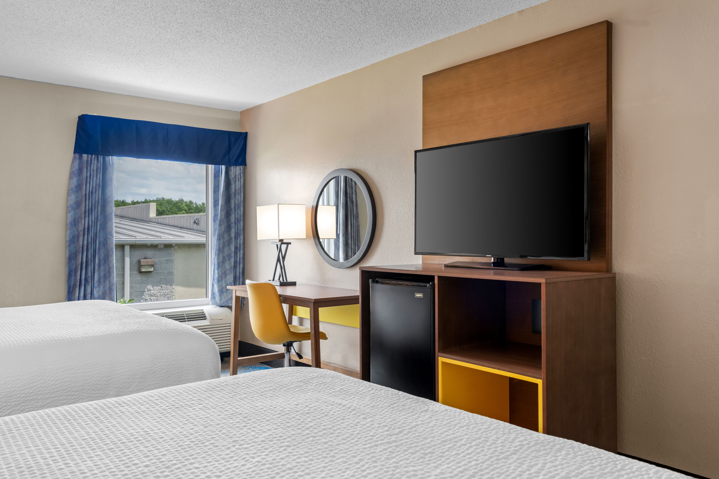 Double bed guest room at the Days Inn & Suites by Wyndham Ridgeland in Ridgeland, Mississippi