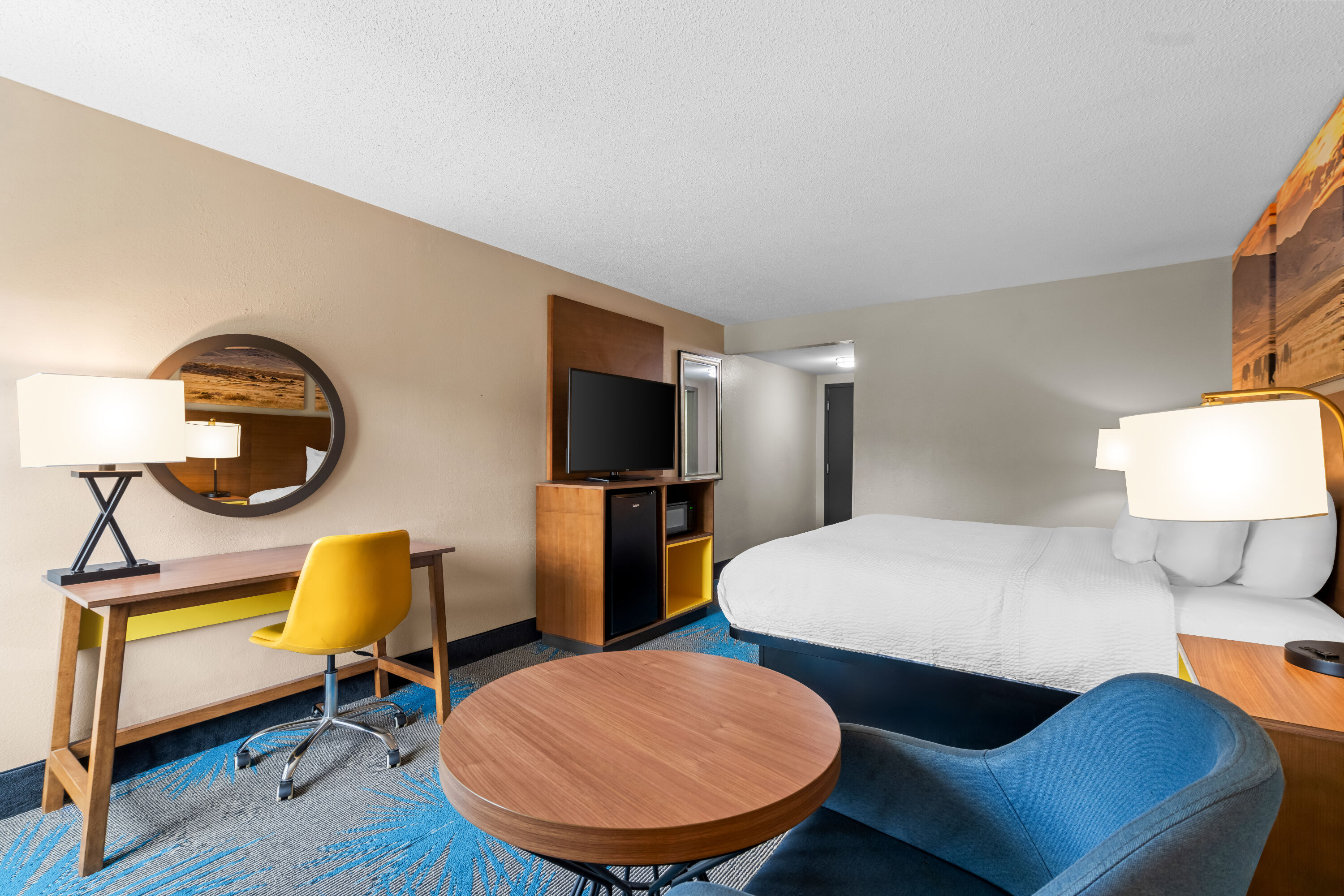 King bed guest room at the Days Inn & Suites by Wyndham Ridgeland in Ridgeland, Mississippi