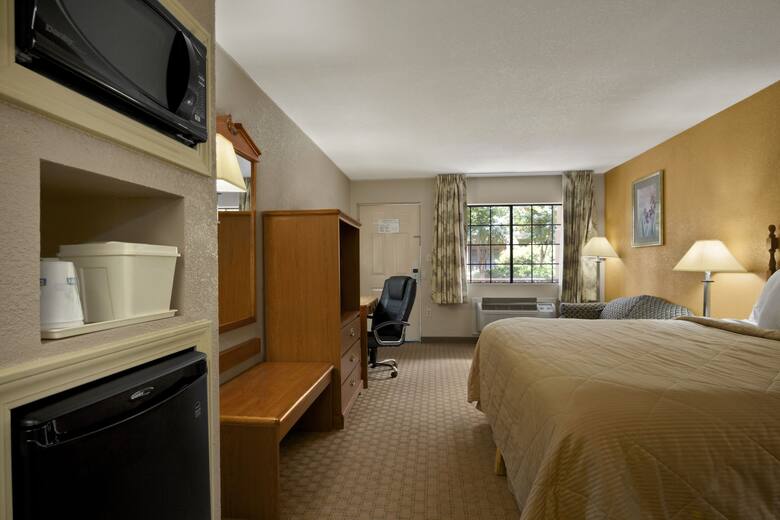 Days Inn Southaven Ms Hotels 38671 Guest Room At The Days Inn Southaven Ms In Mississippi