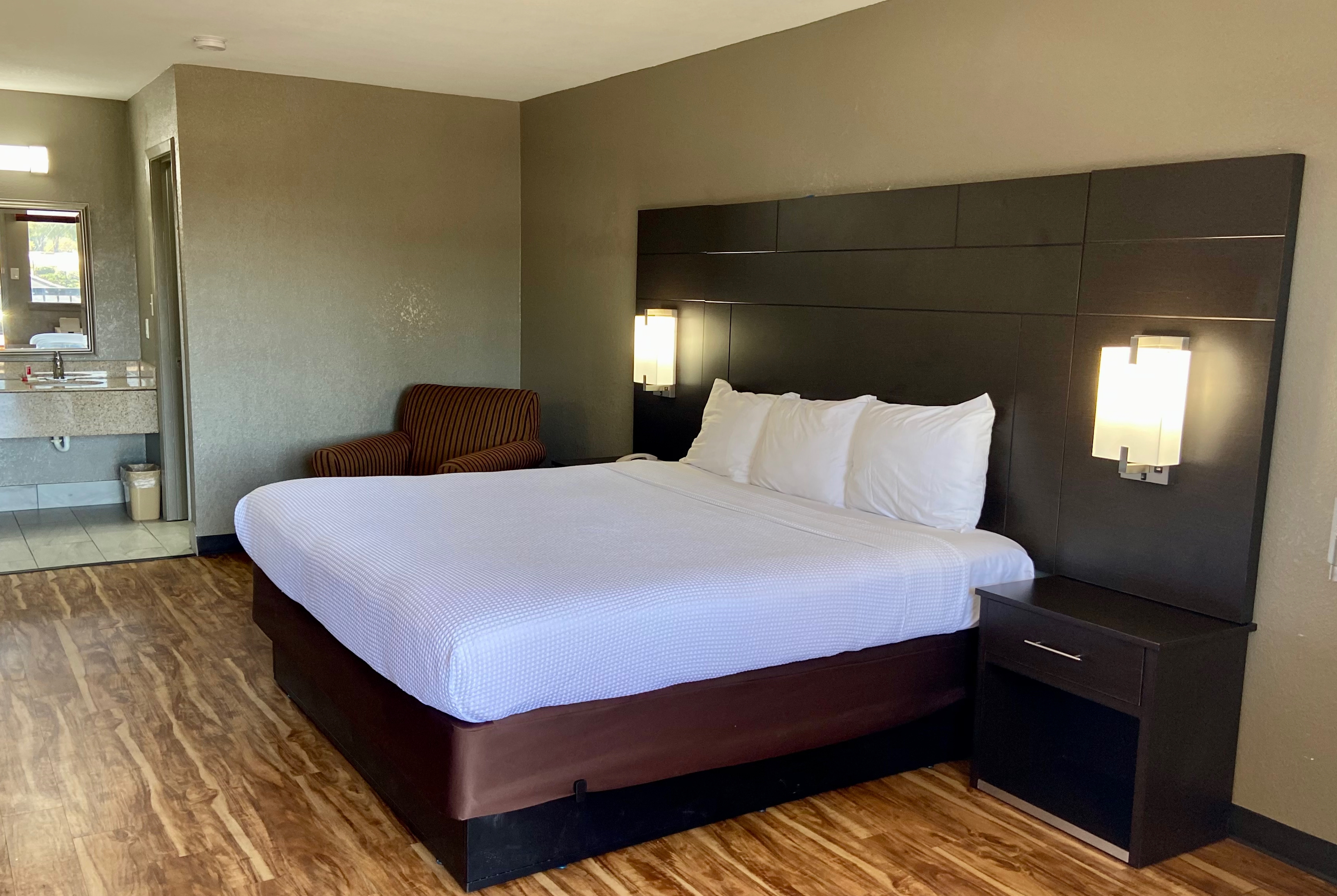 Guest room at the Days Inn by Wyndham Tupelo in Tupelo, Mississippi