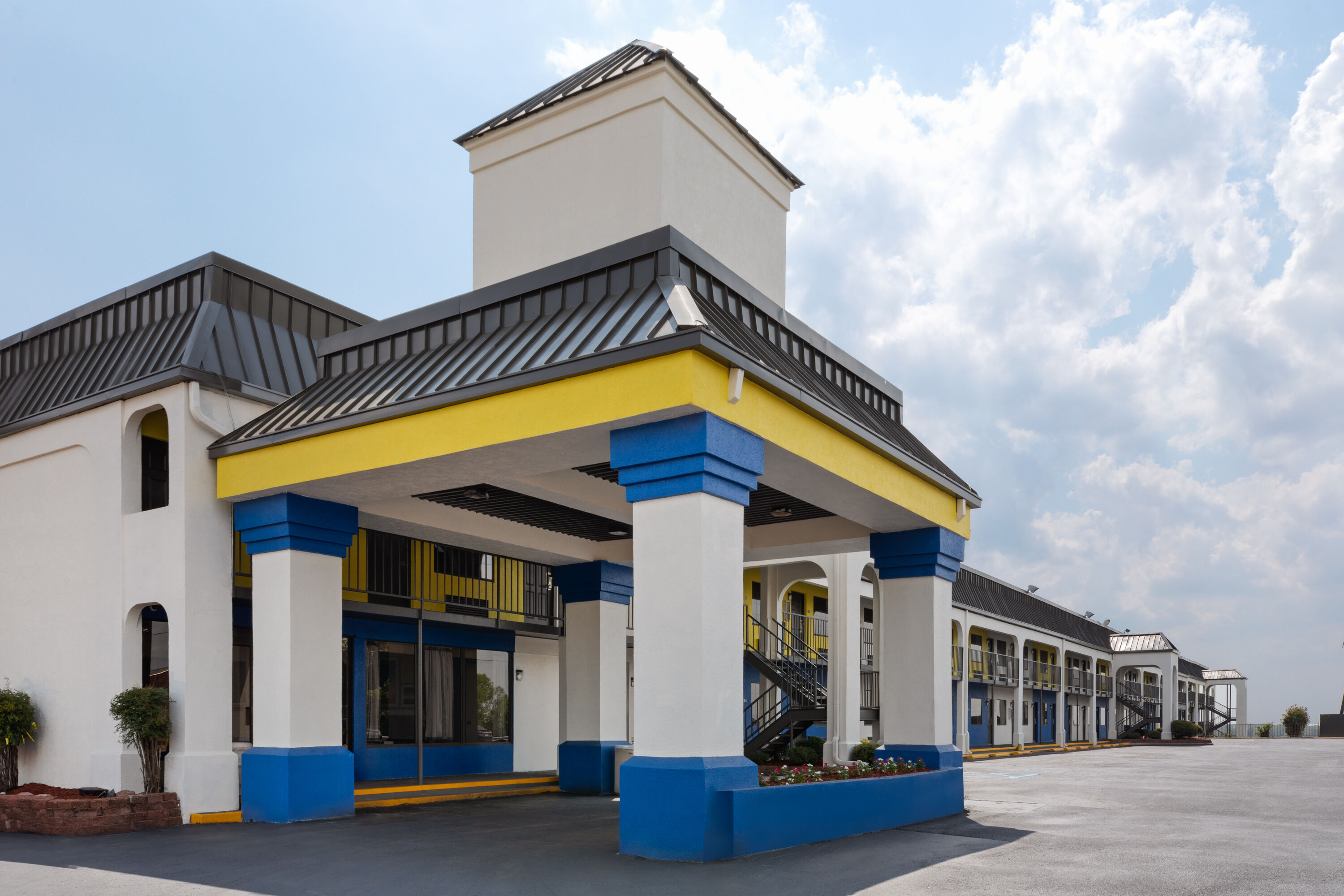 Exterior Day Image of Days Inn & Suites by Wyndham Vicksburg hotel in Vicksburg, Mississippi