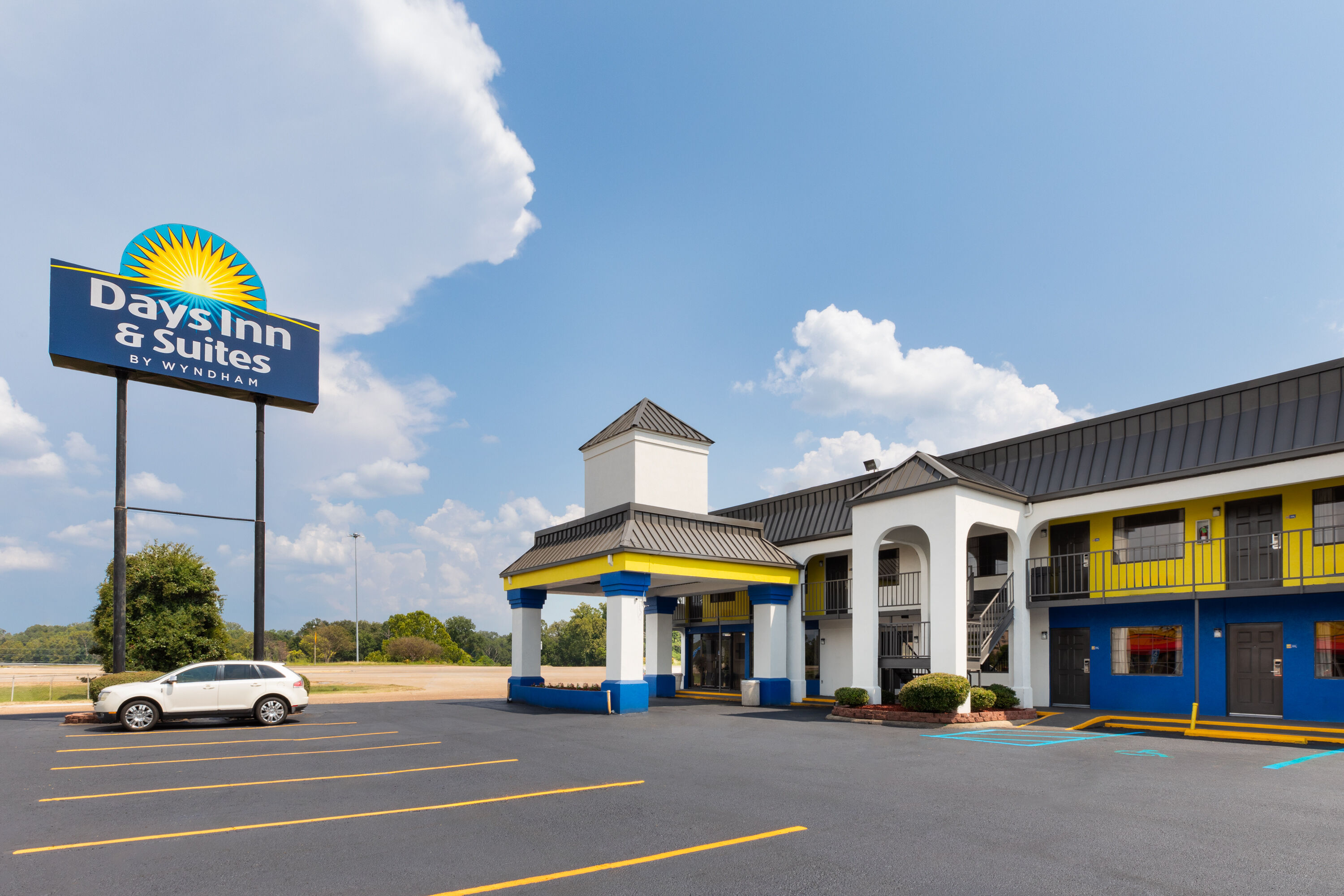 Exterior Day Image of Days Inn & Suites by Wyndham Vicksburg hotel in Vicksburg, Mississippi
