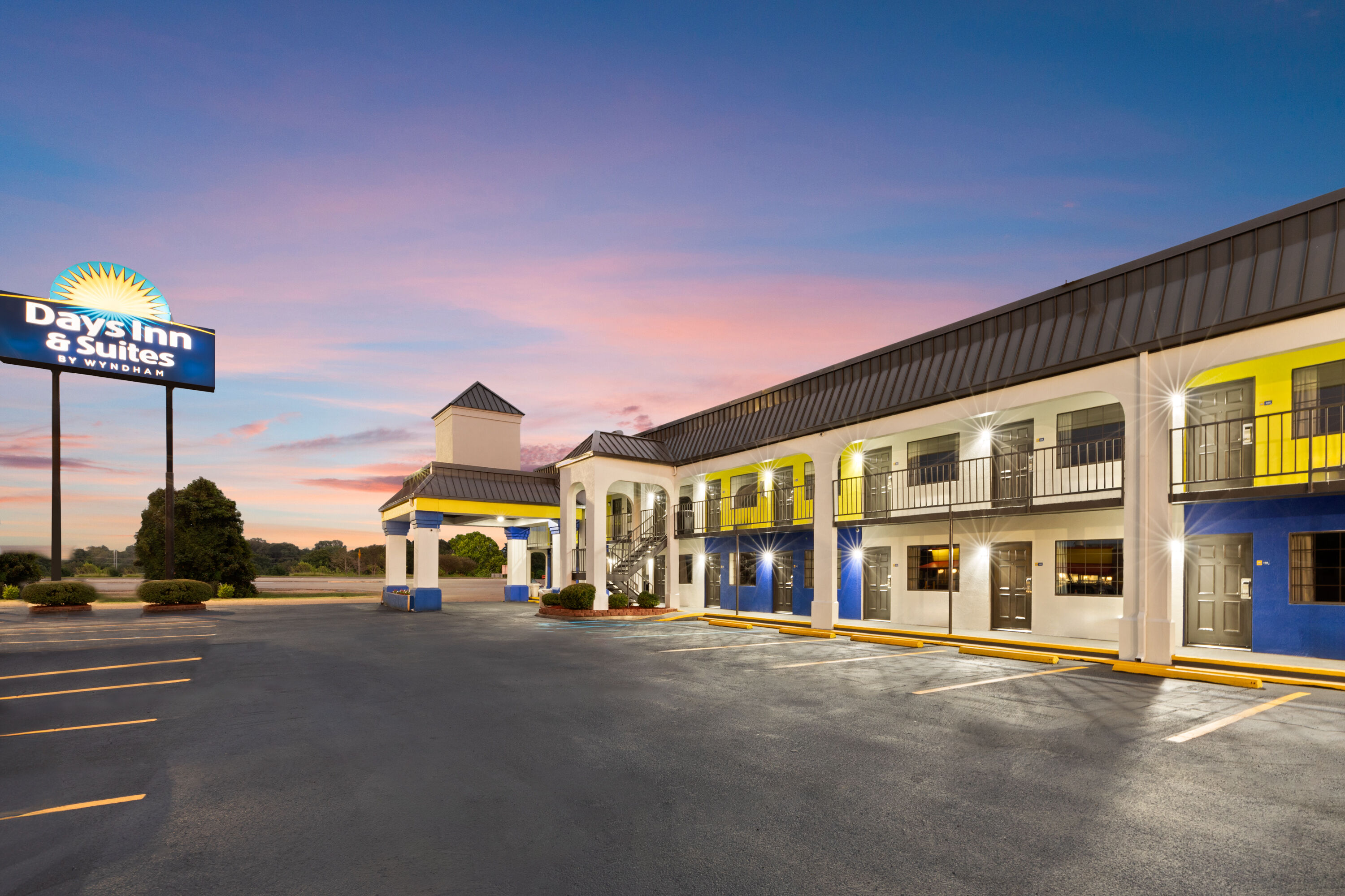 Exterior Dusk Image of Days Inn & Suites by Wyndham Vicksburg hotel in Vicksburg, Mississippi