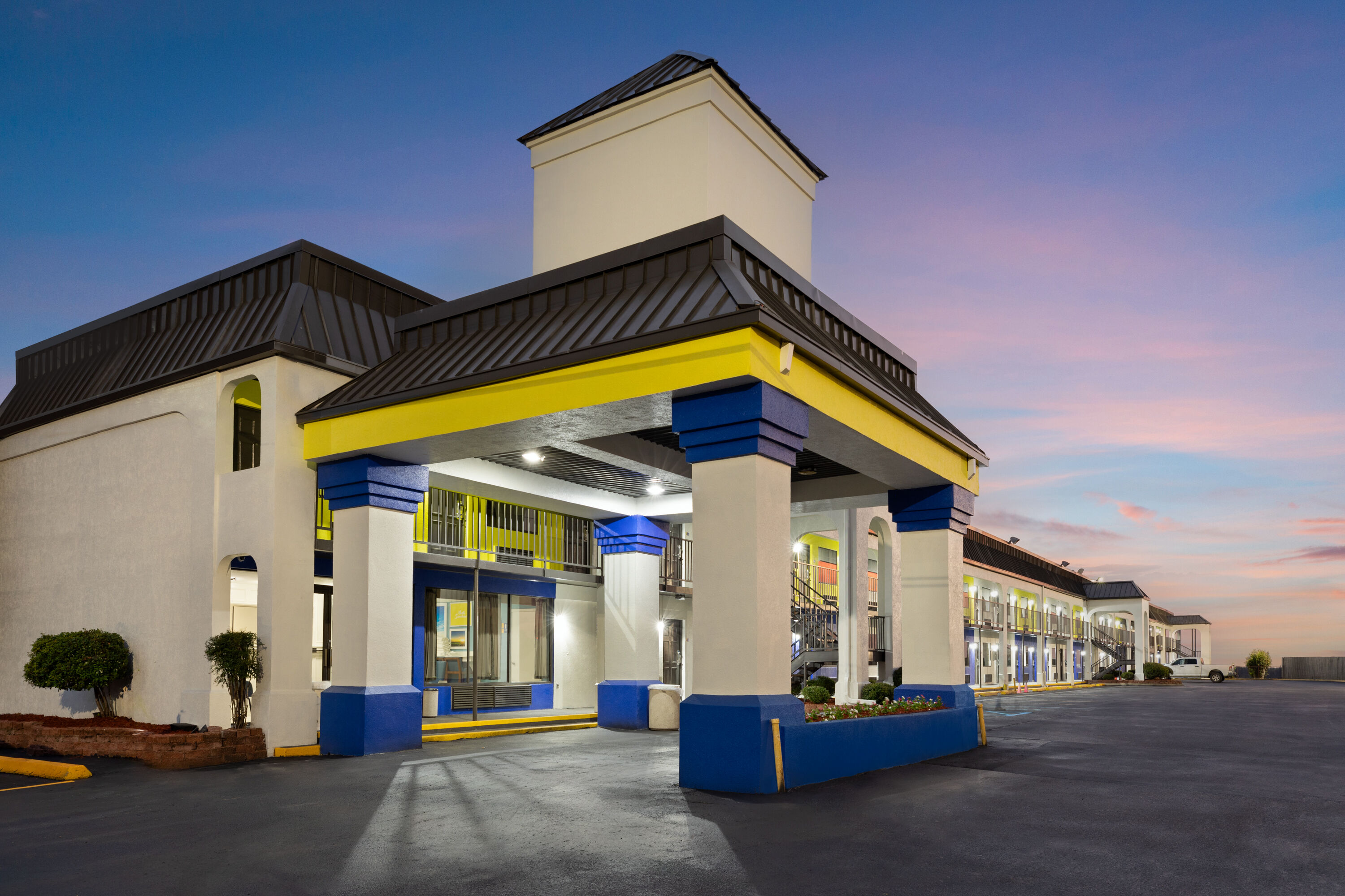Exterior Dusk Image of Days Inn & Suites by Wyndham Vicksburg hotel in Vicksburg, Mississippi