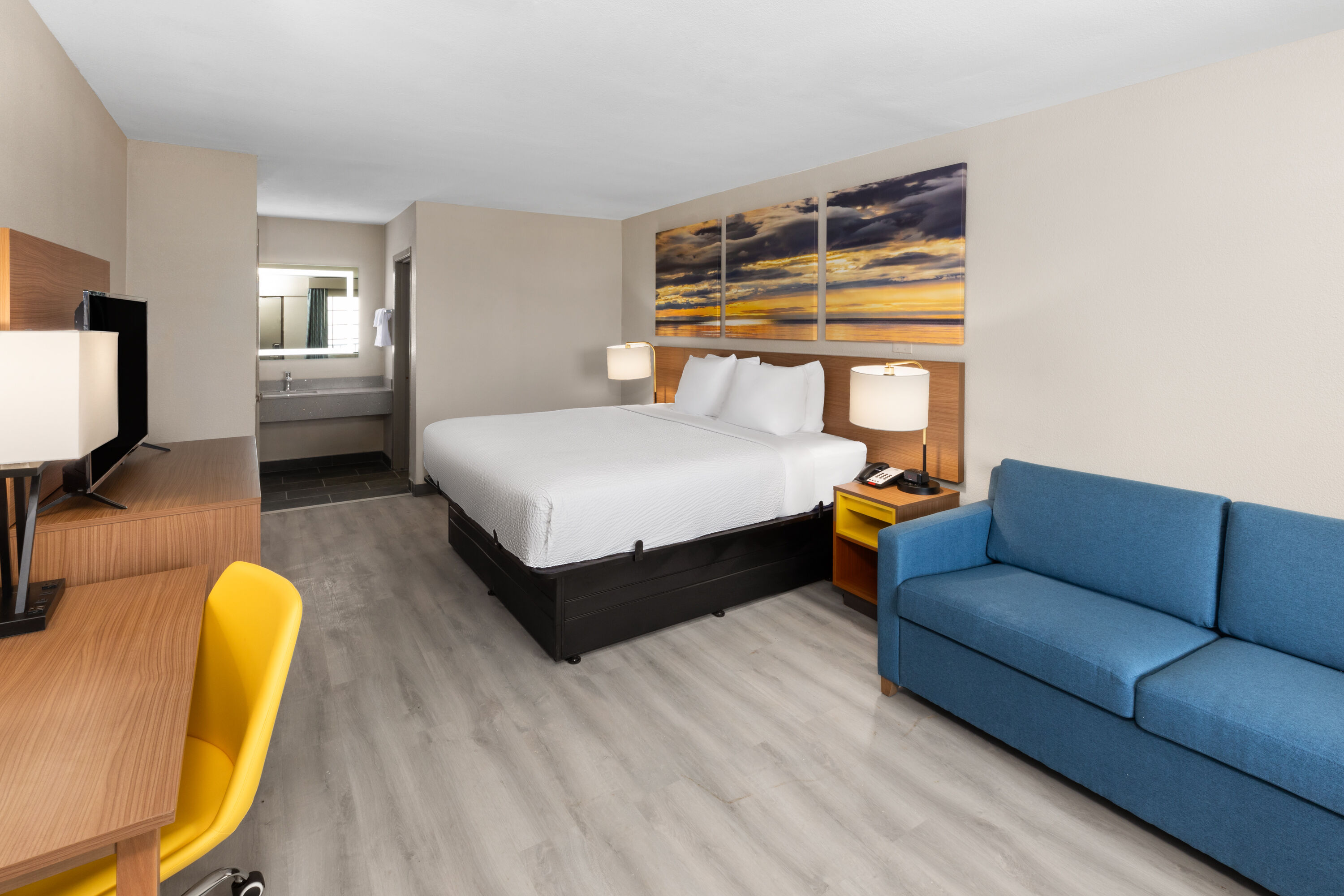 Days Inn & Suites by Wyndham Vicksburg suite in Vicksburg, Mississippi