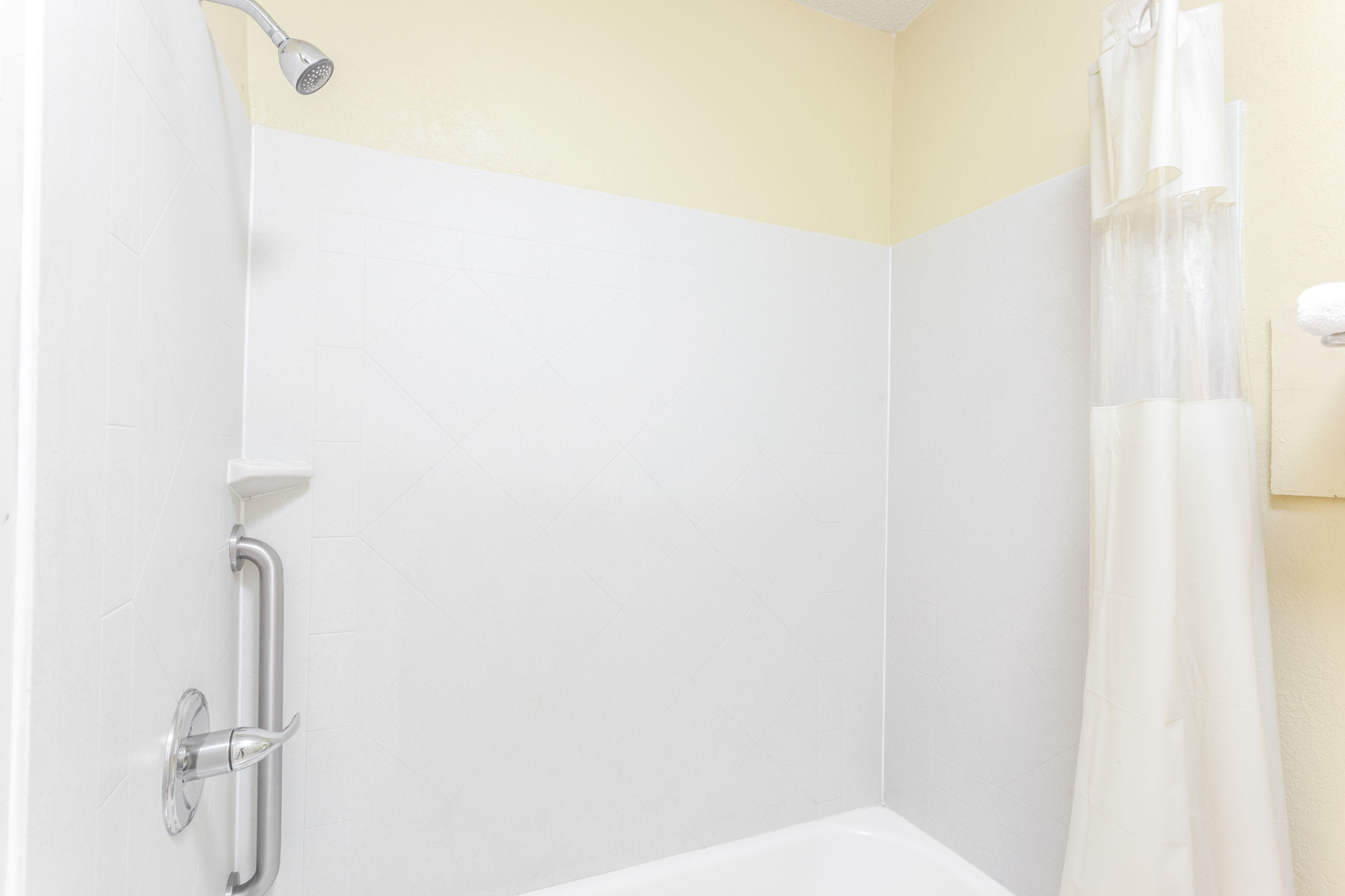 Guest room at the Days Inn by Wyndham Yazoo City in Yazoo City, Mississippi